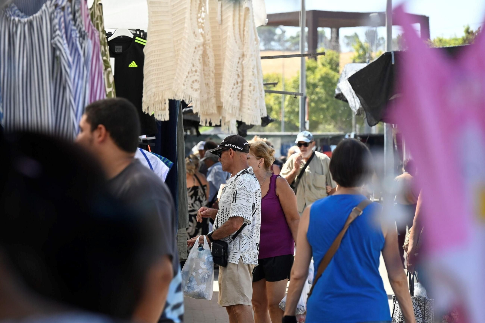 Un domingo de verano en el mercadillo de El Arenal de Córdoba