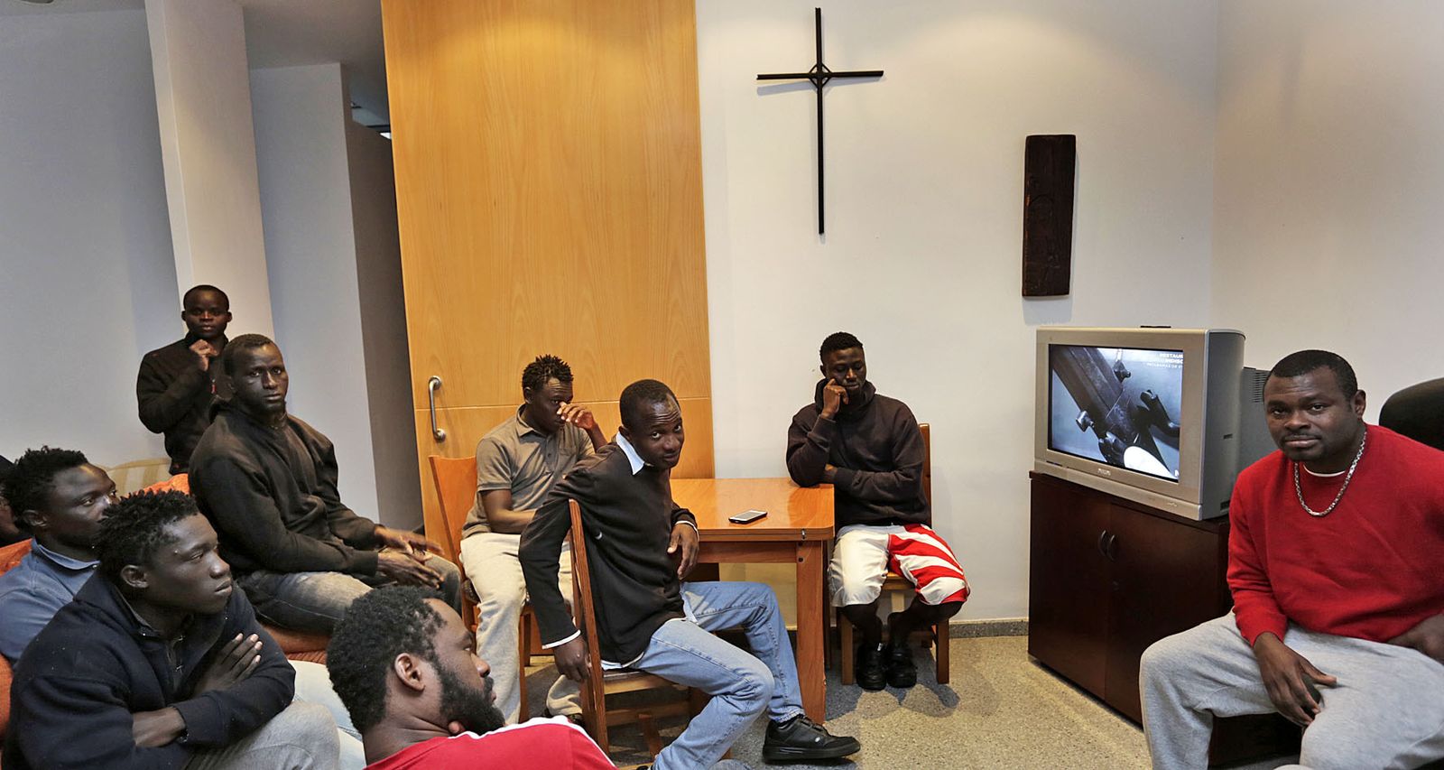 Algunos de los inmigrantes subsaharianos, ayer tarde en un piso del Centro Tartessos.