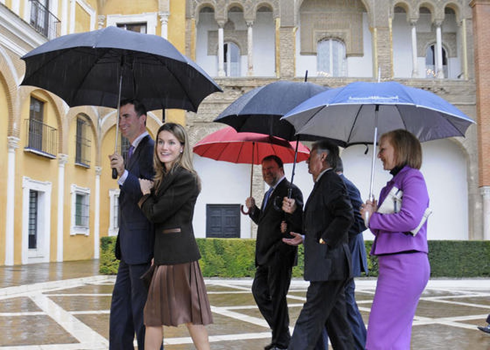 Los Príncipes de Asturias entran en el Alcázar de Sevilla acompañados por el presidente de la Junta de Andalucía, José Antonio Griñán; el alcalde de Sevilla, Alfredo Sánchez Monteseirín; el delegado del Gobierno en Andalucía, Juan José López Garzón; y la presidenta del Parlamento, Fuensanta Coves.  Foto: Juan Carlos Vázquez