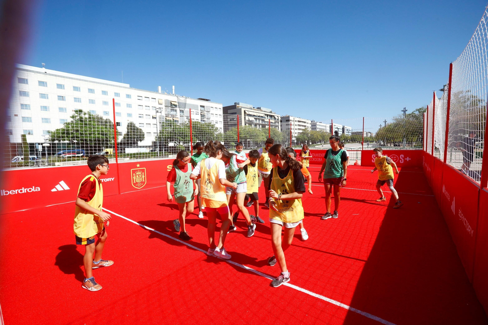 Córdoba se divierte en la 'Fan Zone' previa al partido de España ante Suiza, en imágenes