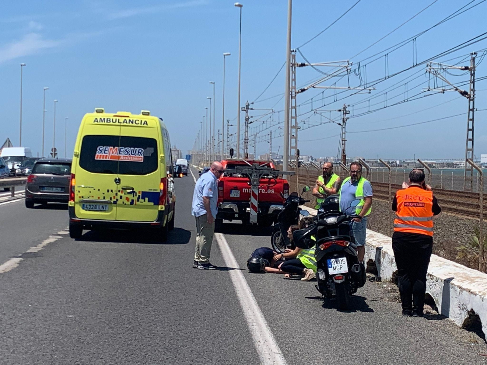 Los servicios sanitarios atienden al motorista accidentado.