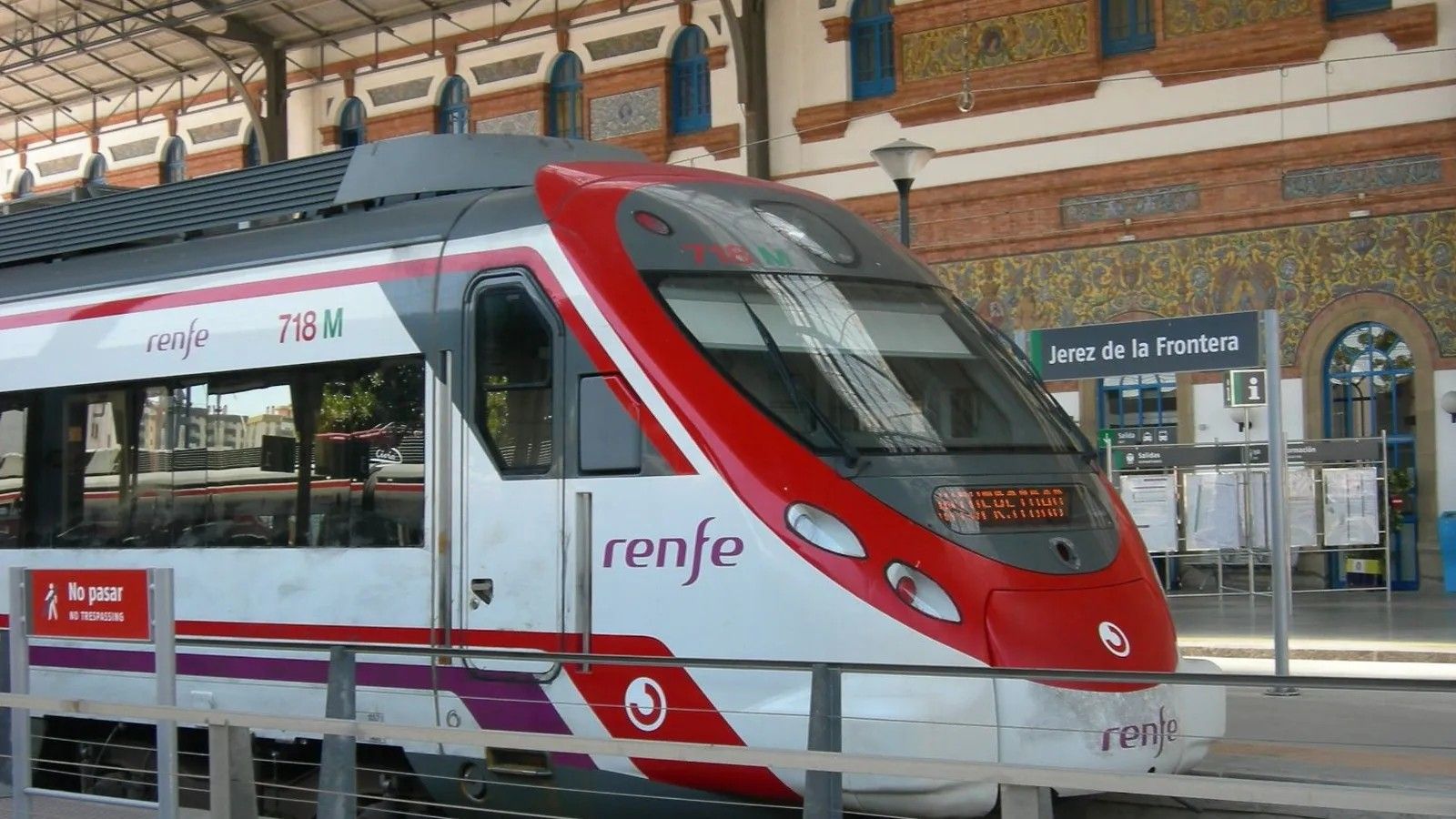 Un tren de Cercanías en la estación de trenes en Jerez.