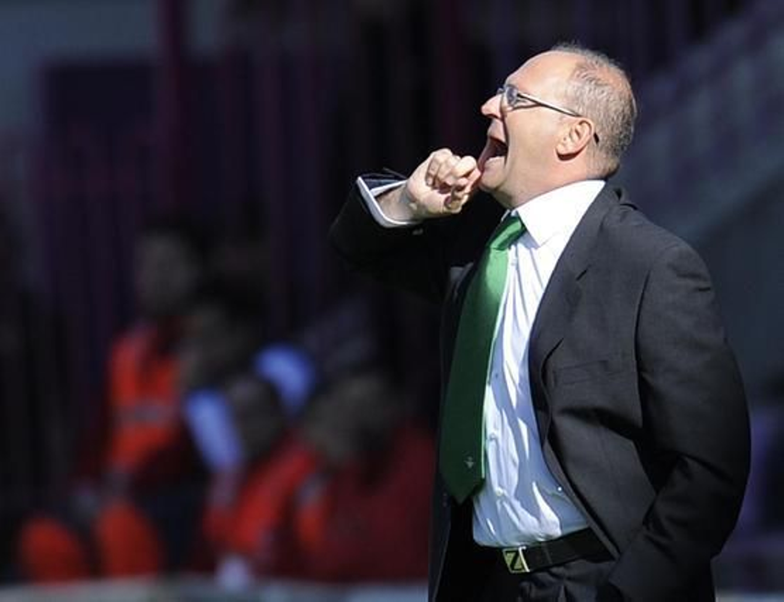 El Betis gana un partido marcado por el susto protagonizado por el jugador del Salamanca Miguel García, que sufrió una parada cardorrespiratoria en pleno partido. / LOF