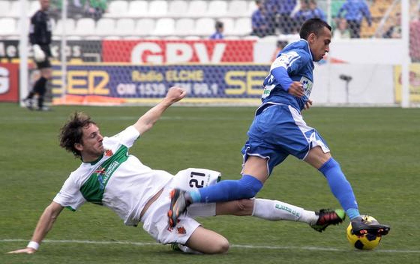 El Granada se trae un empate del estadio del Elche pese a jugar gran parte del partido con uno más (0-0). / LOF