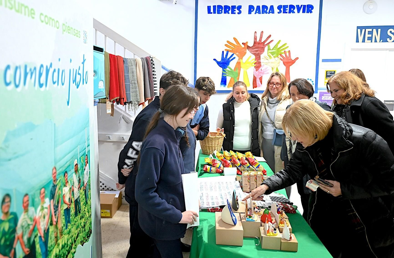 La alcaldesa destaca la labor del alumnado del colegio SAFA impulsando la cooperación y la sostenibilidad en su visita al IX Mercadillo Solidario.