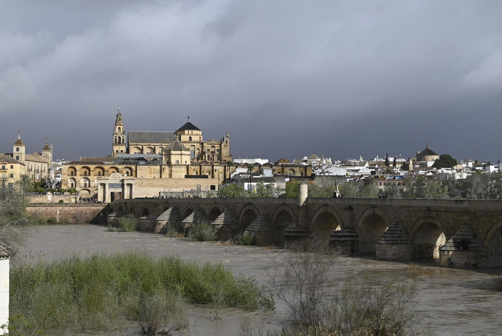 El río Guadalquivir recupera la normalidad tras las lluvias, pero sigue vigilado
