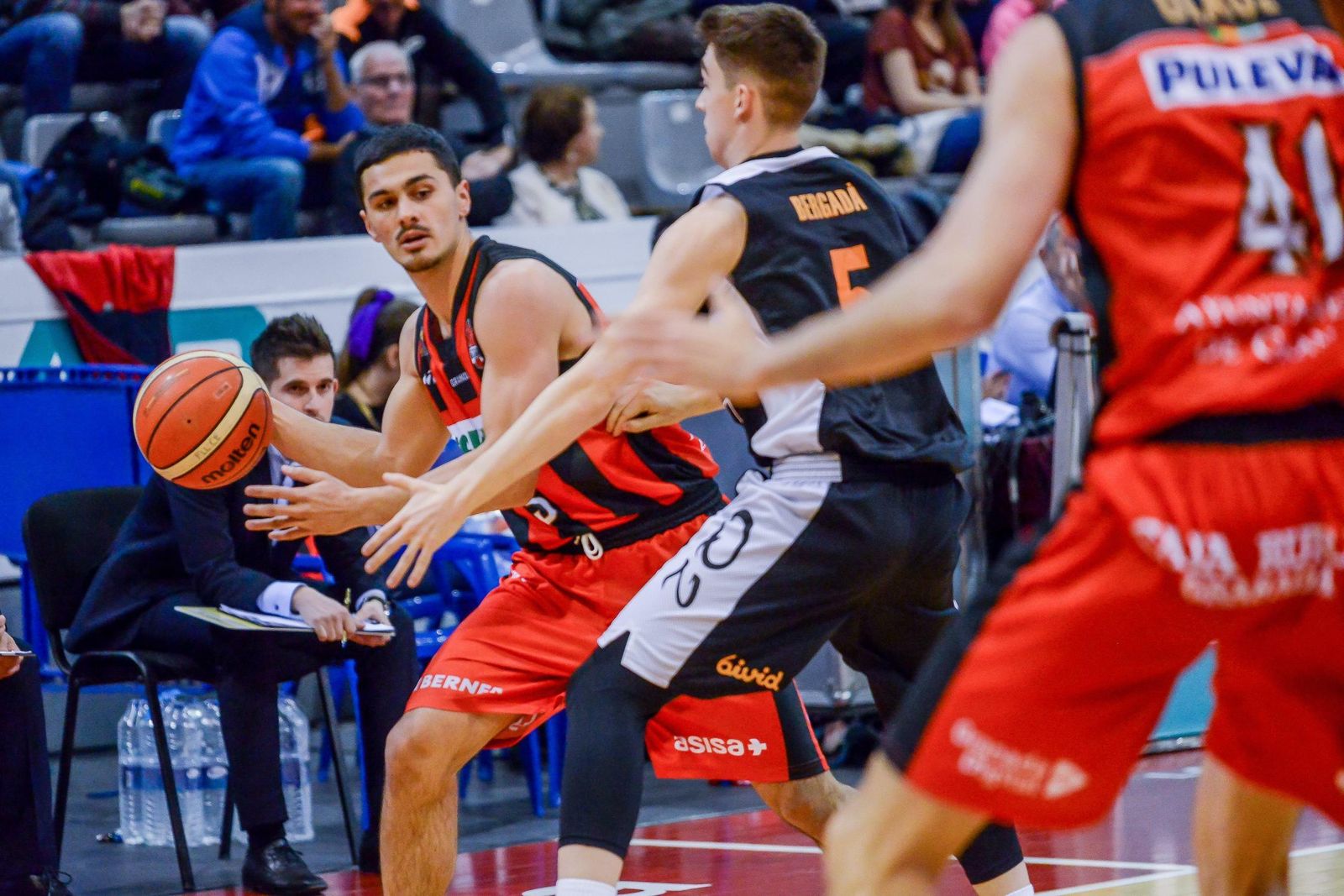 Corts trata de atacar la dura defensa de Lleida.