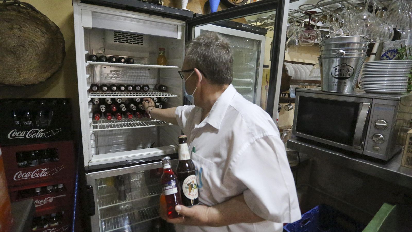 Un refrigerador y un microondas en el bar La Alegría