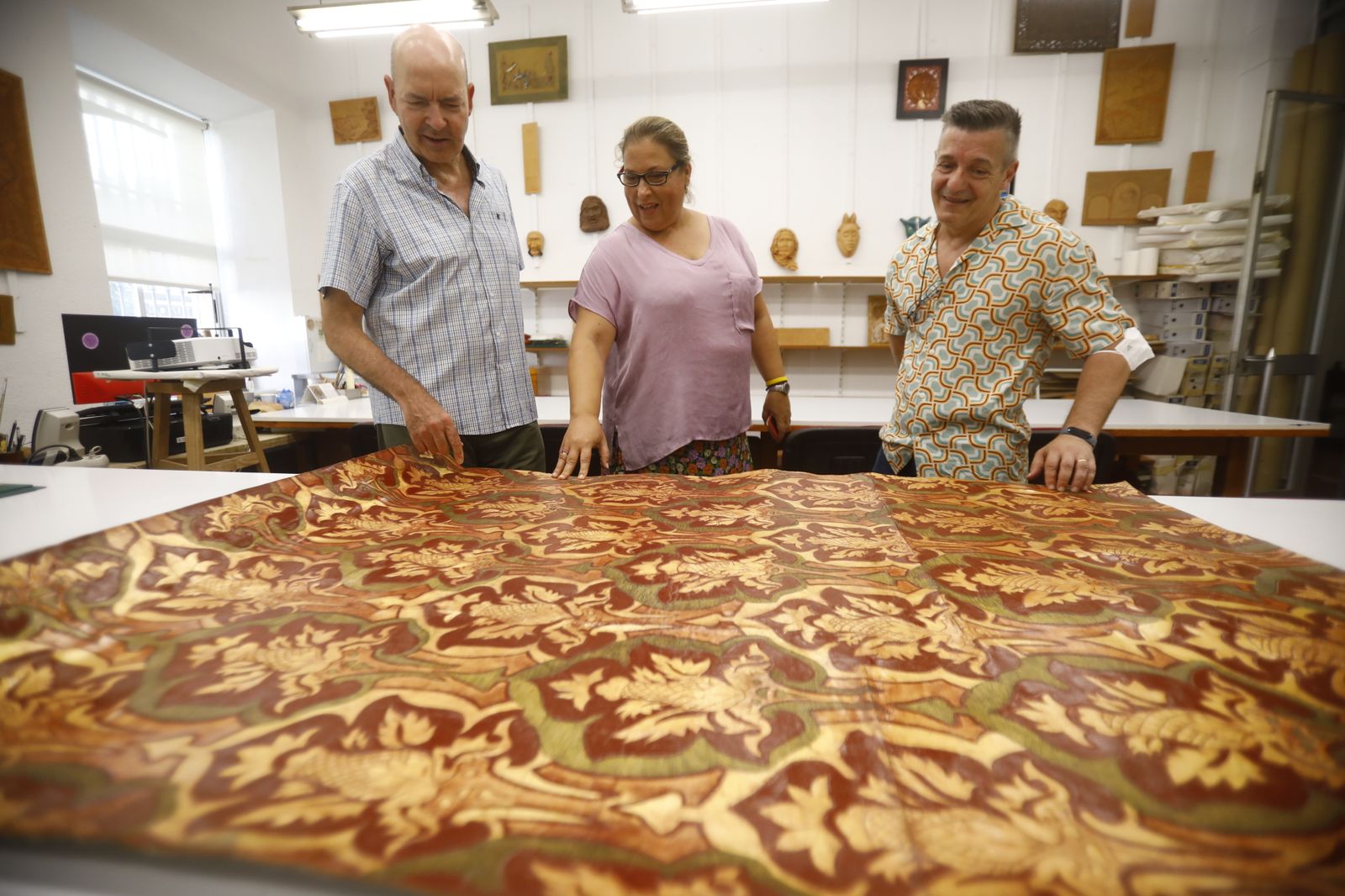 Miguel Clementson, Begoña Hidalgo y Juan Rodríguez, observan una de las piezas creadas por el alumnado.