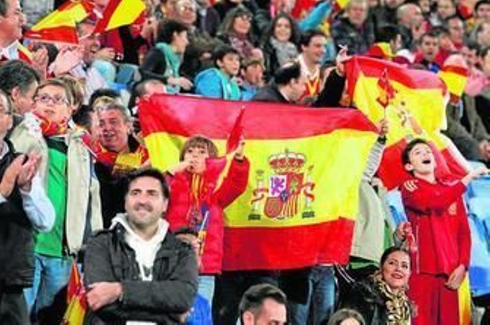 1. Los más pequeños disfrutaron de una gran jornada de fútbol. 2. Manolo el del bombo animó a los presentes. 3. El Recreativo estuvo presente en cánticos y en las bufandas y banderas que muchos portaban. 4. La afición no falló a su selección. 5. Callejón tiene muchos seguidores y algunos se dejaron ver por Huelva. 6 y 7. Las banderas y bufandas tiñeron la grada de los colores de España. 8. Nadie faltó en el palco del Nuevo Colombino. 9. El albiazul Jesús Vázquez, junto a su familia. 10. Los padres y la hermana de Callejón, en Huelva.