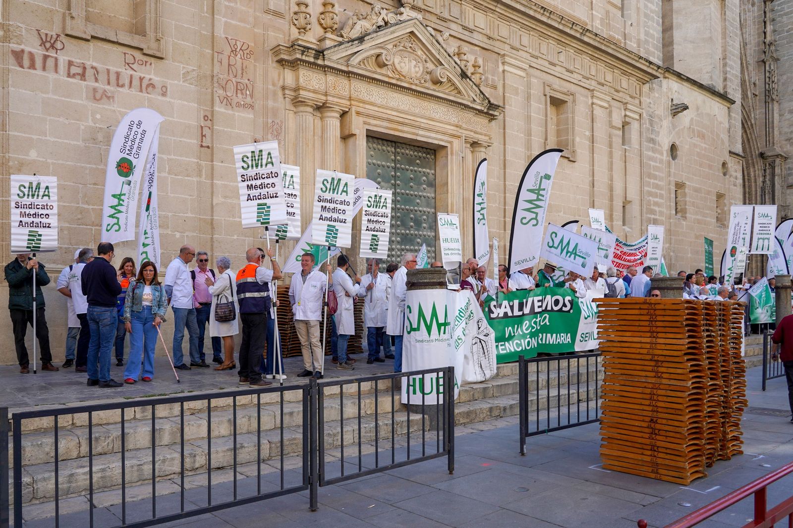Concentración convocada por el Sindicato Médico Andaluz para exigir "medidas urgentes" en Atención Primaria.