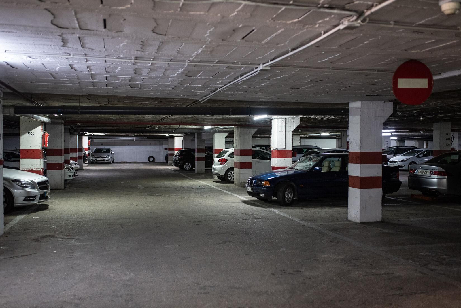 Un aparcamiento privado en un edificio.