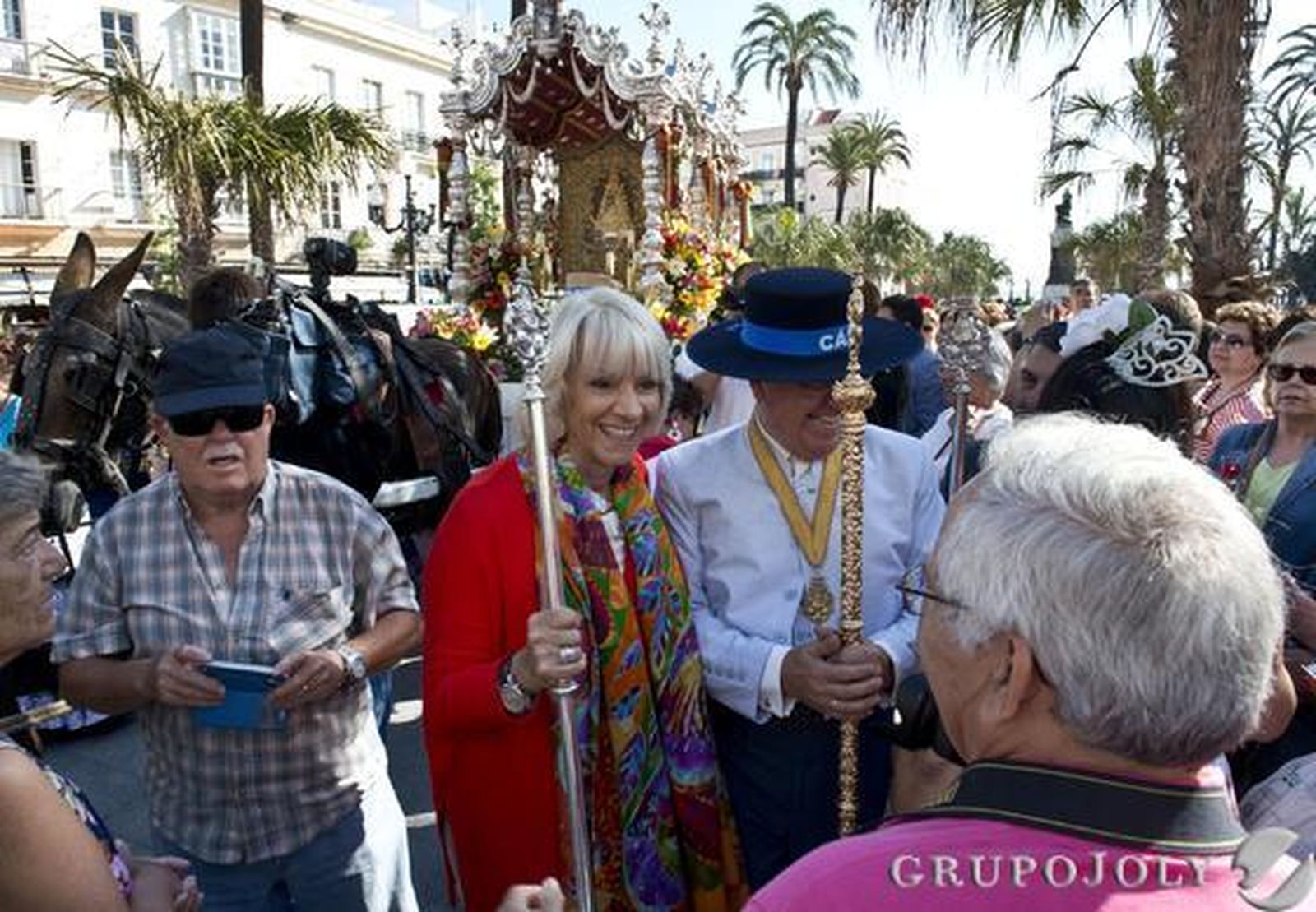 El Simpecado de la capital inicia su camino mientras las primeras hermandades gaditanas alcanzan Bajo de Guía. 

Foto: Joaquin Hernandez Kiki