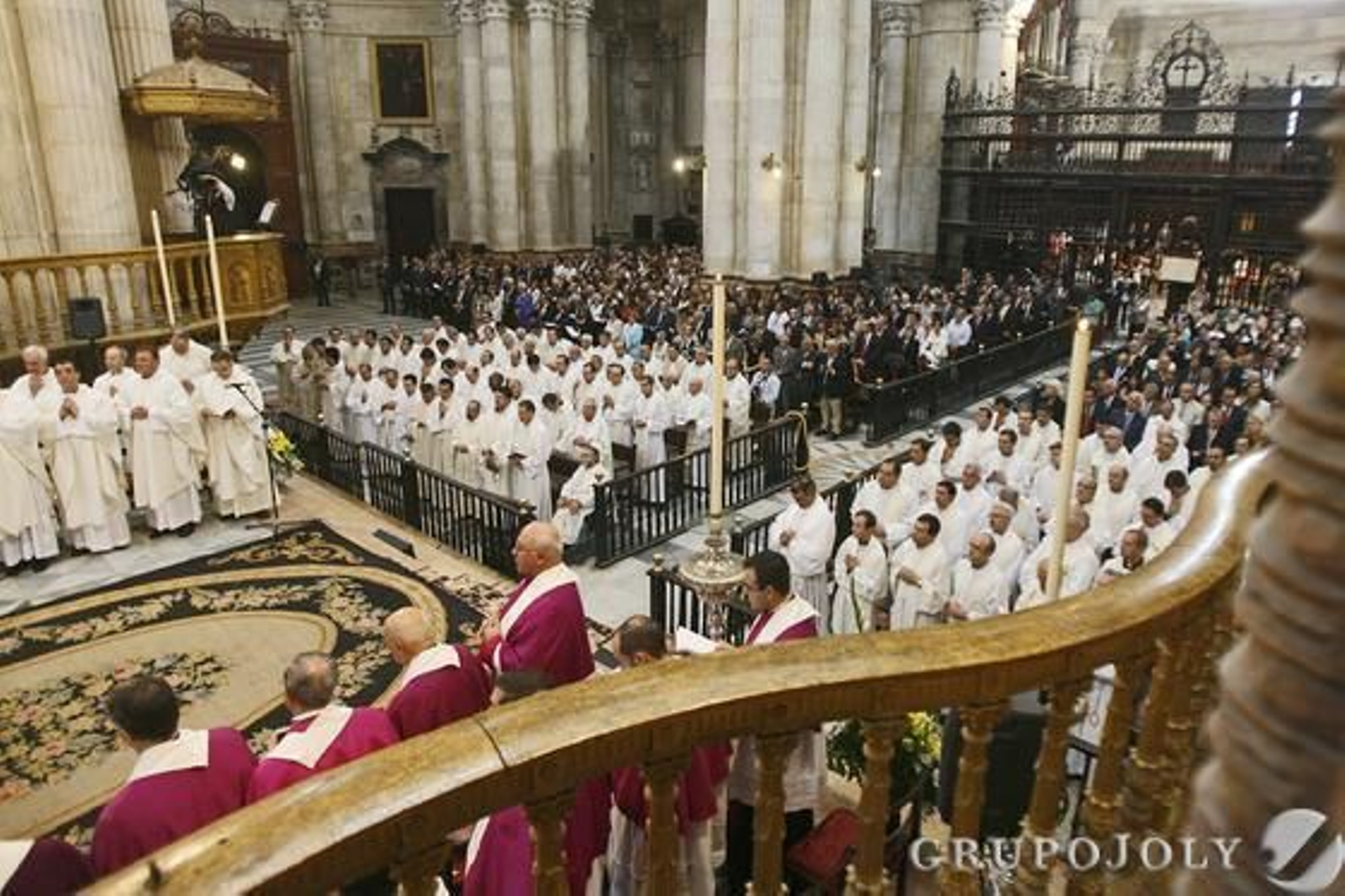 Imágenes de la toma de posesión del nuevo obispo de Cádiz y Ceuta, Rafael Zornoza Boy, en la Catedral de Cádiz.

Foto: Lourdes de Vicente - Joaquin Pino