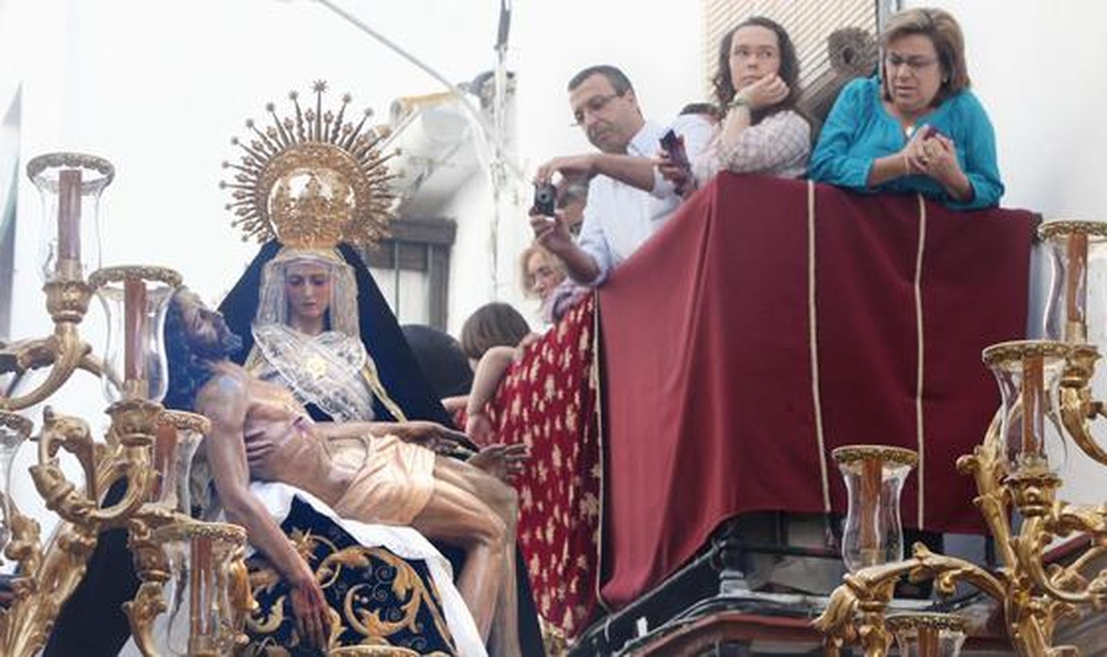 Un hombre toma una fotografía a la Virgen de Las Angustias desde un balcón durante los primeros momentos de la estación de penitencia.

Foto: vanesa lobo