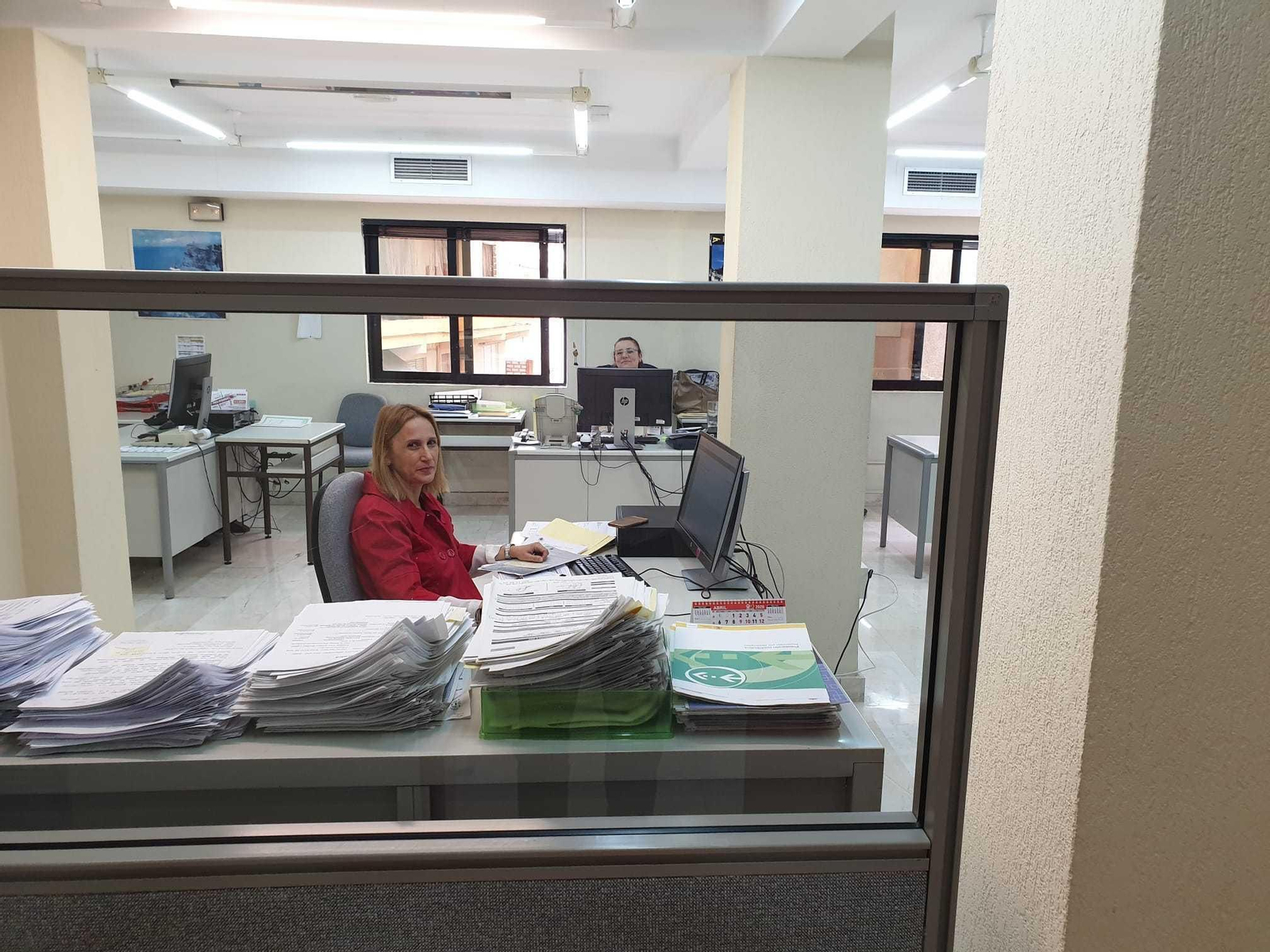 Trabajadoras en la oficina provincial del SEPE en Almería que permanece sin atención presencial