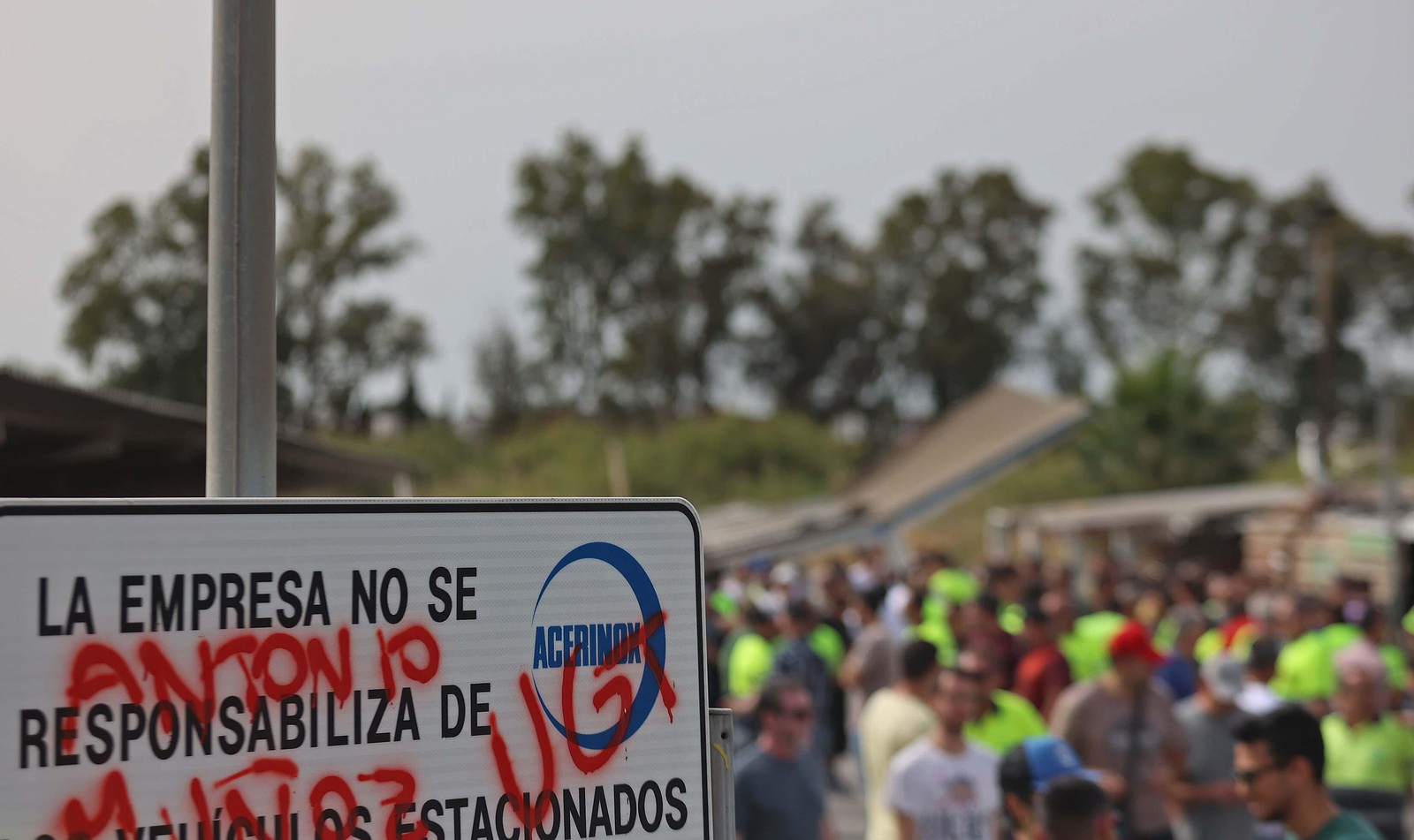 Imágenes de la asamblea de los huelguistas de Acerinox