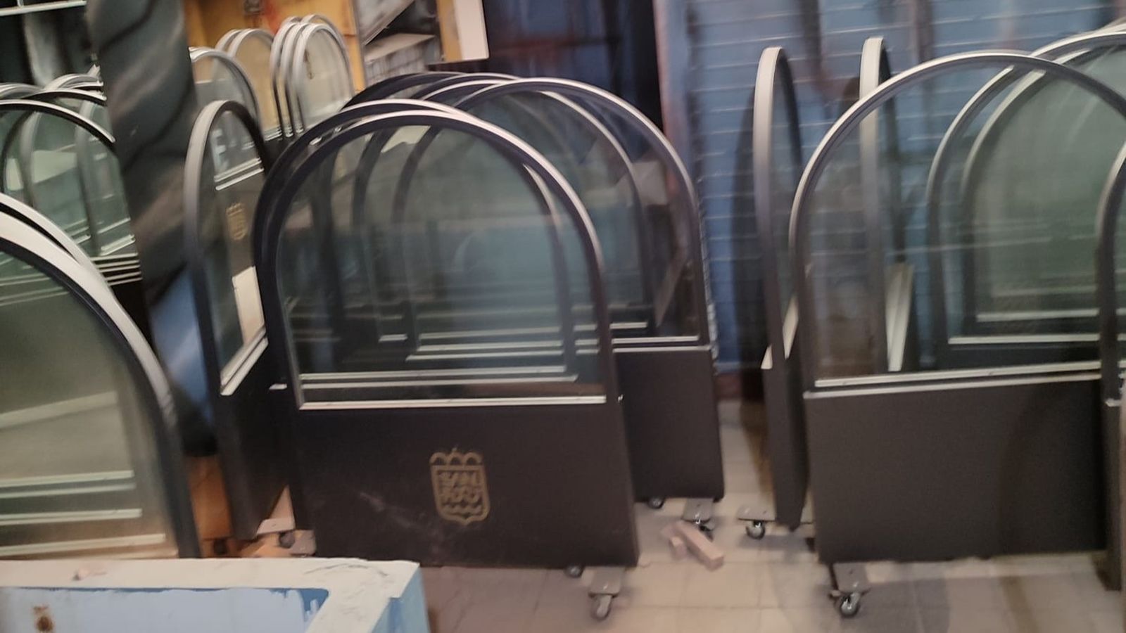 Los paravientos de las terrazas de la plaza del Rey, almacenados en las dependencias sin uso del Mercado Central de San Fernando