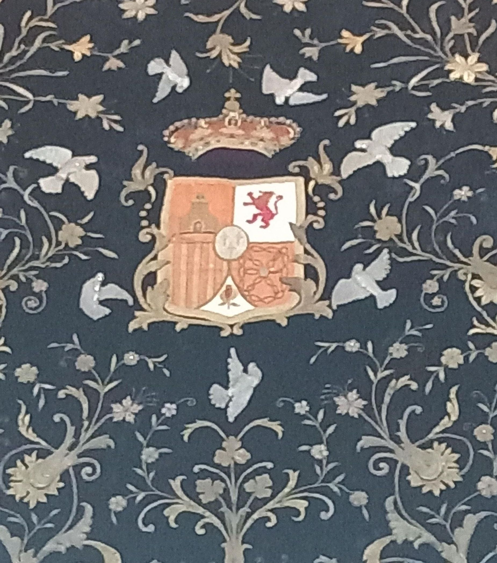 Palomas del manto de la Virgen de los Dolores.