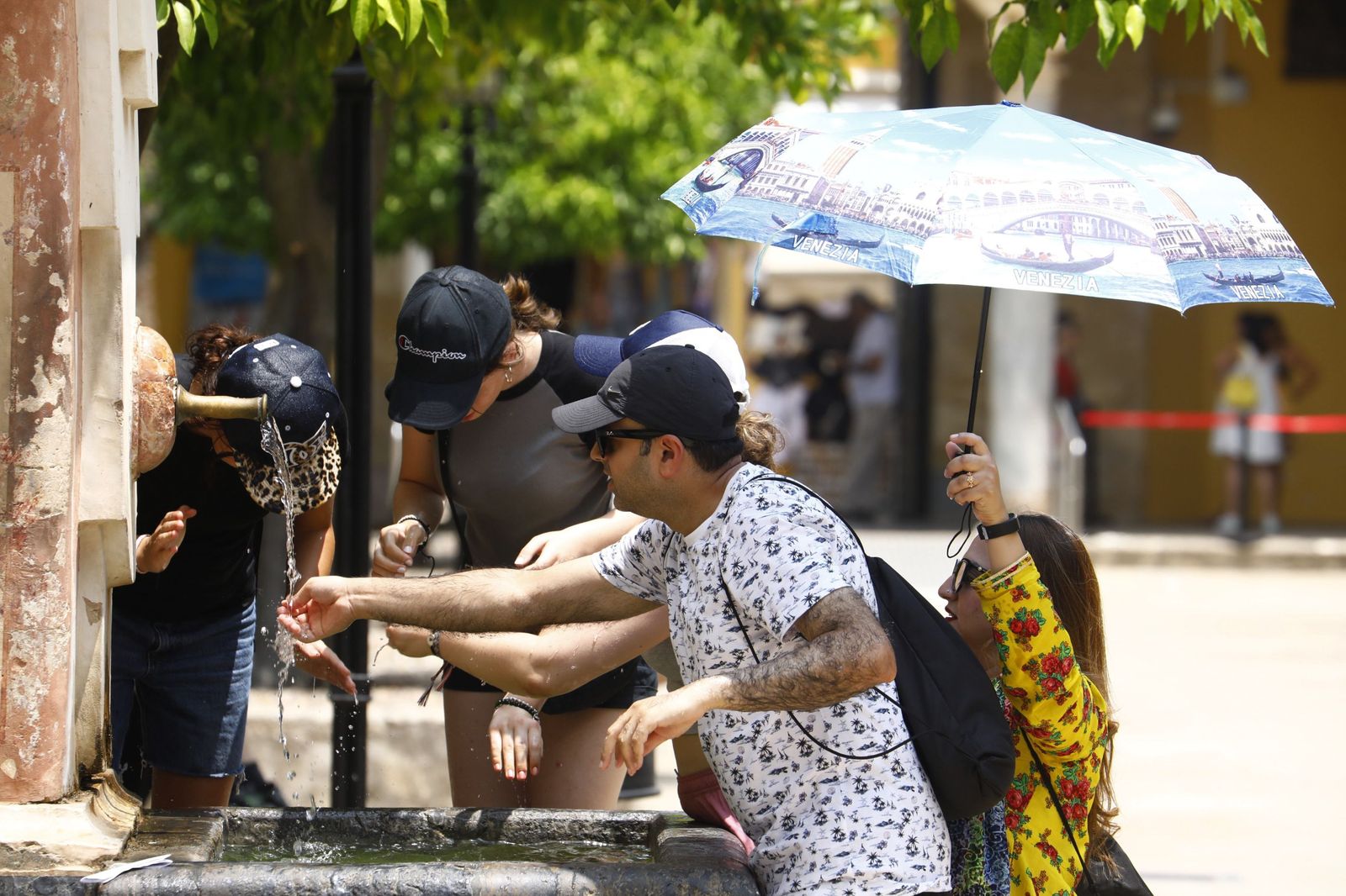 Turistas en el Patio de los Naranjos.
