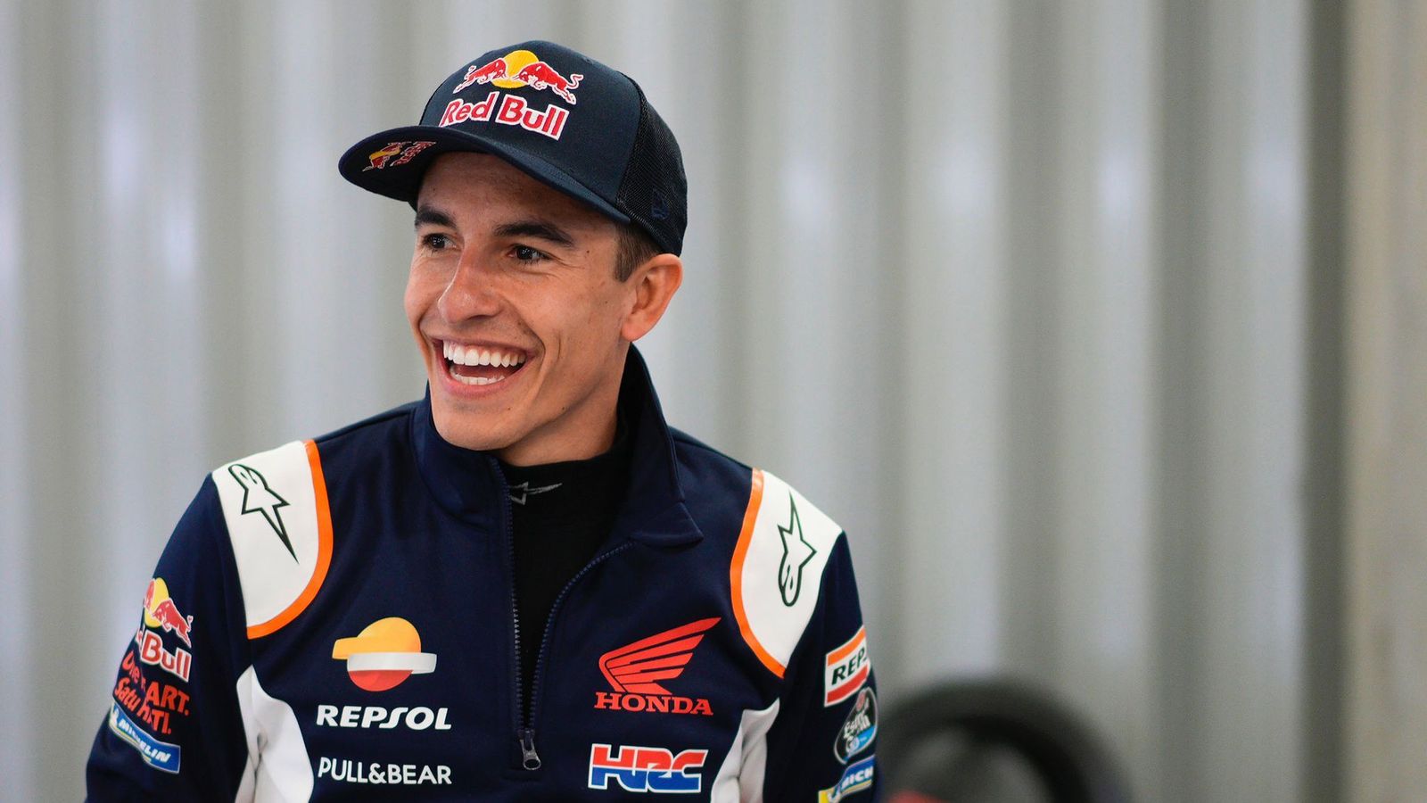 Márquez sonríe en un descanso de los test que realizó en Portimao.