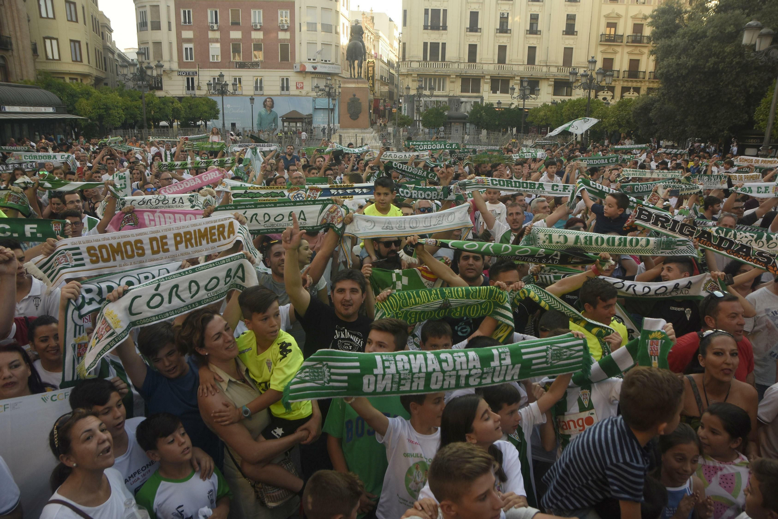 Las fotos de la fiesta del ascenso del Córdoba CF Futsal en las Tendillas.