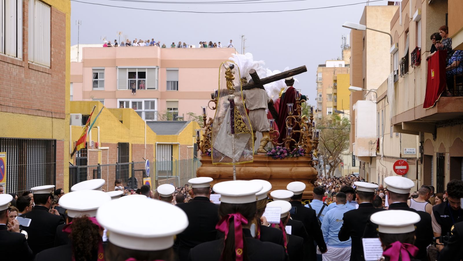 La Procesión de Los Ángeles de sobrepuso a la lluvia, en imágenes