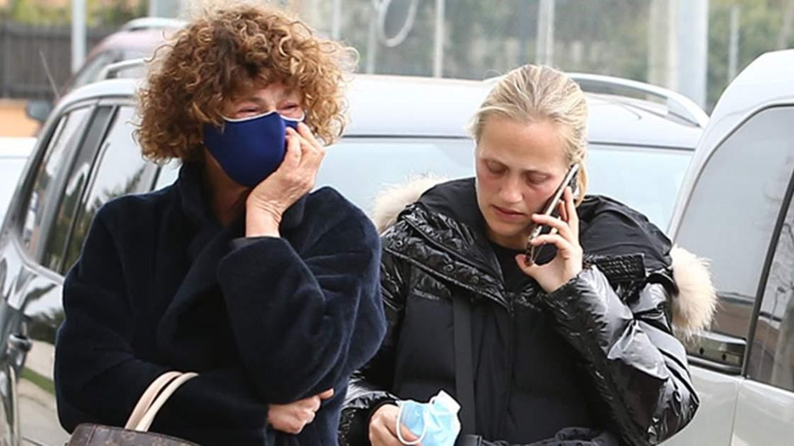 La madre y la hermana de Álex, rotas de dolor, en su despedida.