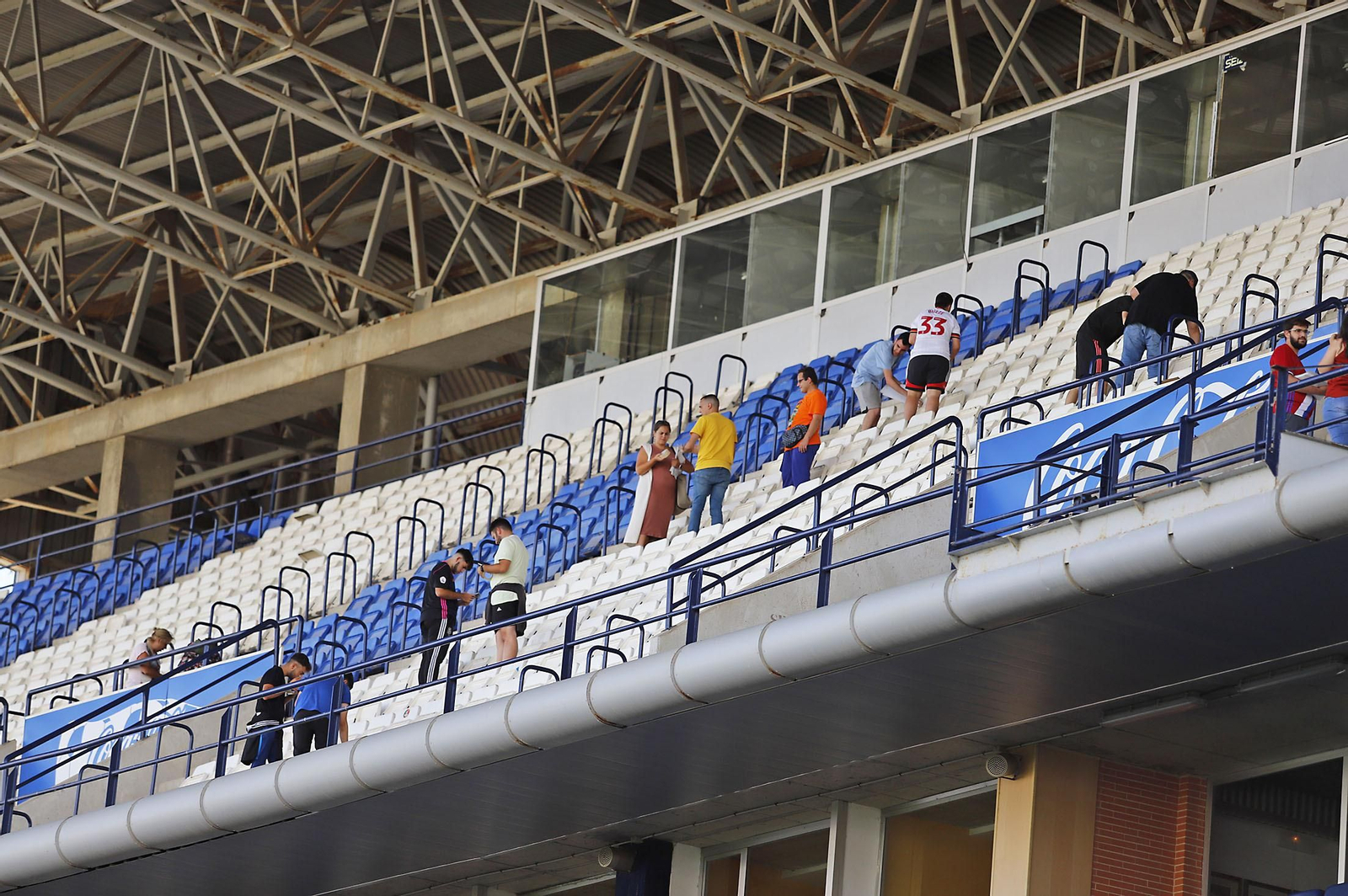 Los aficionados preparan el mosaico del partido del ascenso Recreativo de Huelva-Cacereño