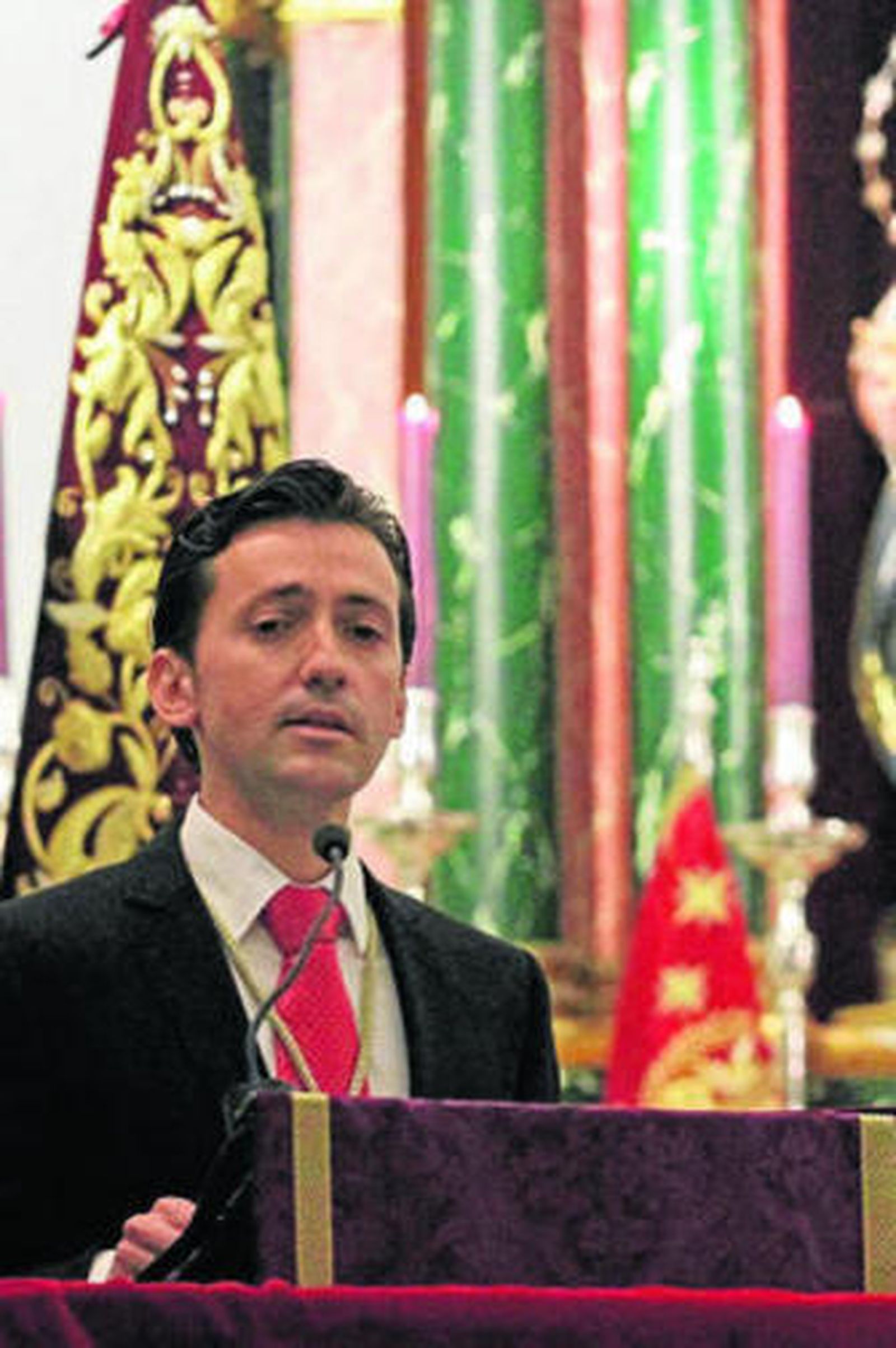 Alejandro León, anoche durante la lectura del pregón de la Semana Santa.