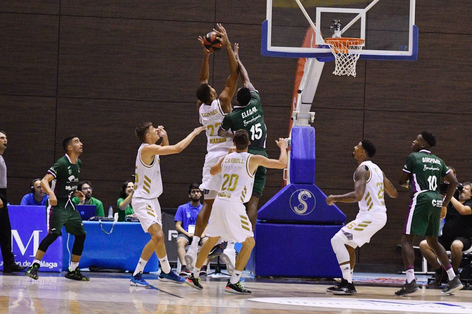 Elegar tapona a Tavares en Nerja.