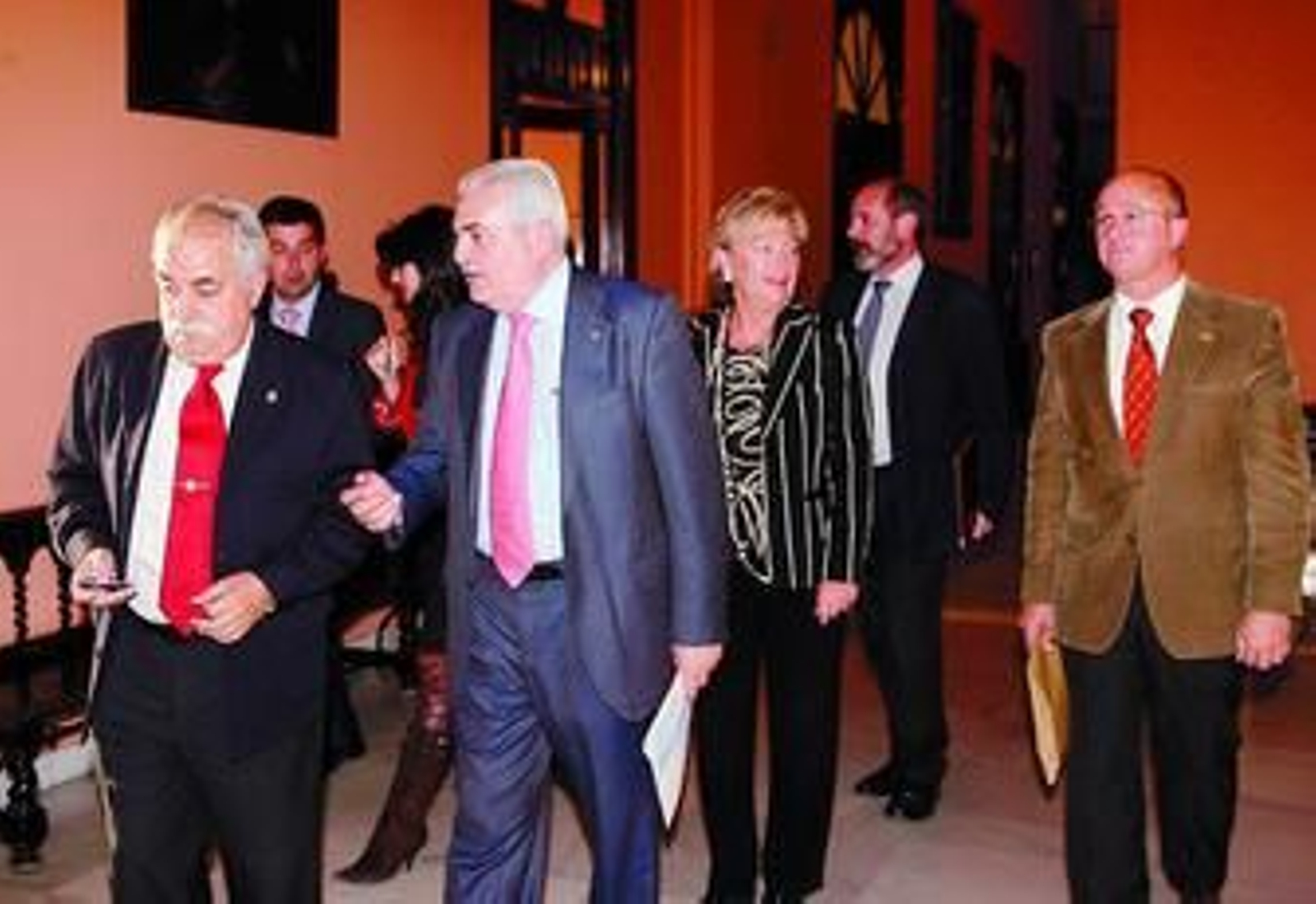 Los miembros del Consejo, la delegada de Fiestas Mayores y el gerente de Tussam, tras la reunión.