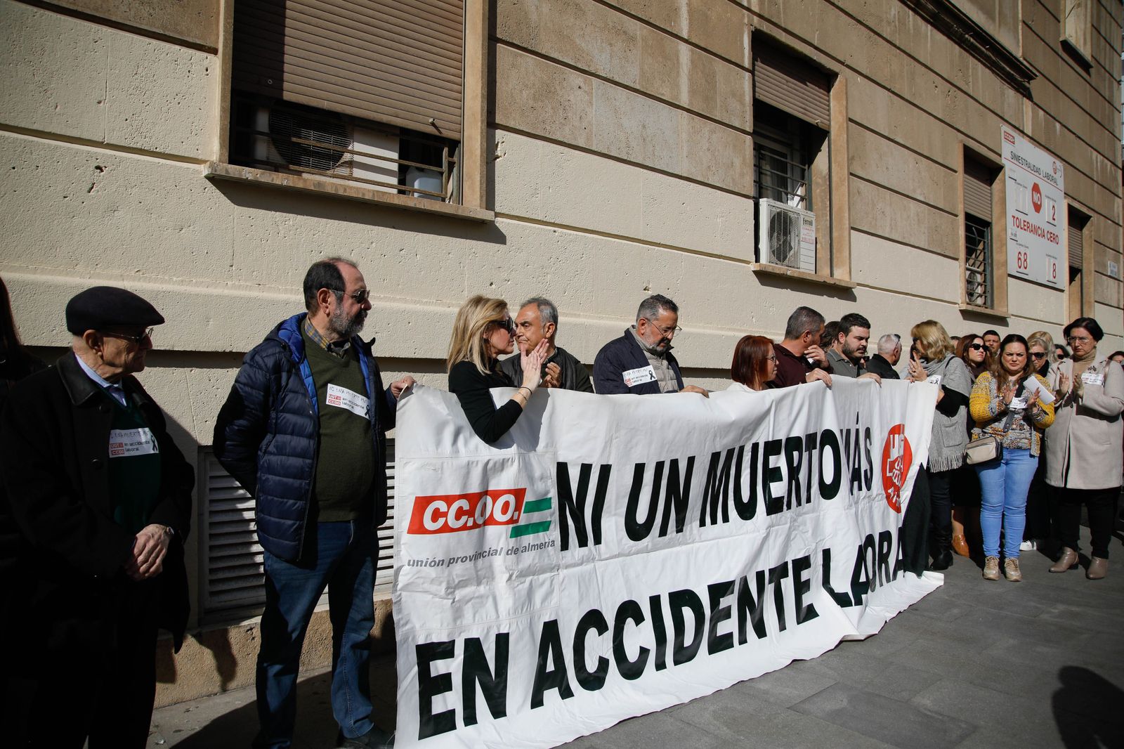 Imágenes de la concentración de CCOO y UGT  tras la muerte de un trabajador en accidente laboral