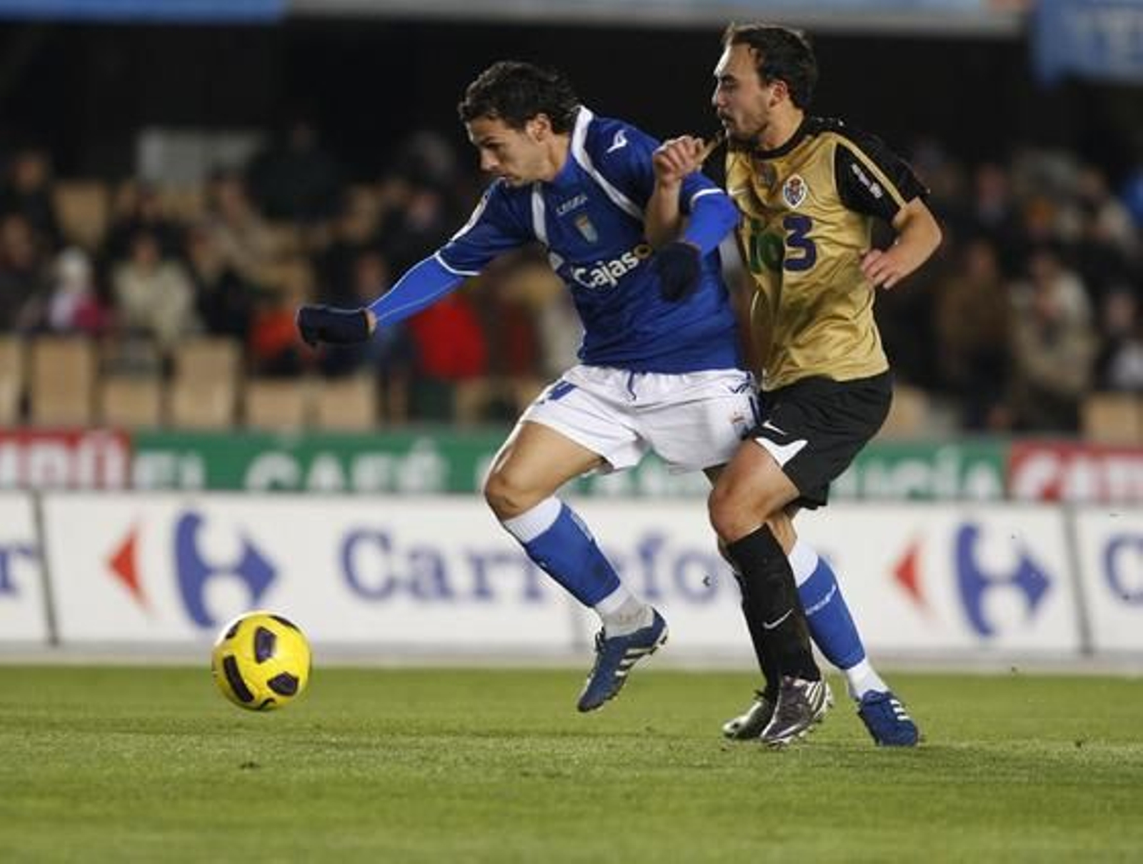 Capi pelea un balón. 

Foto: Juan Carlos Toro