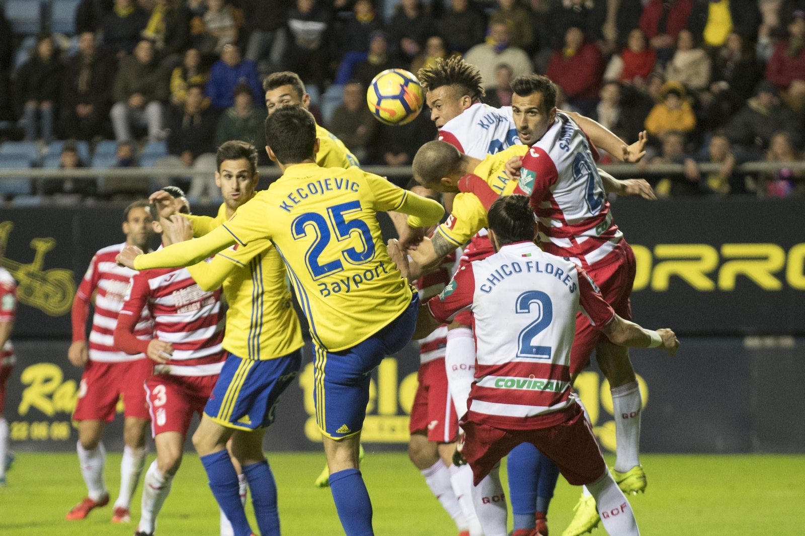 Kecojevic, autor del tanto de la victoria, disputa un balón aéreo.
