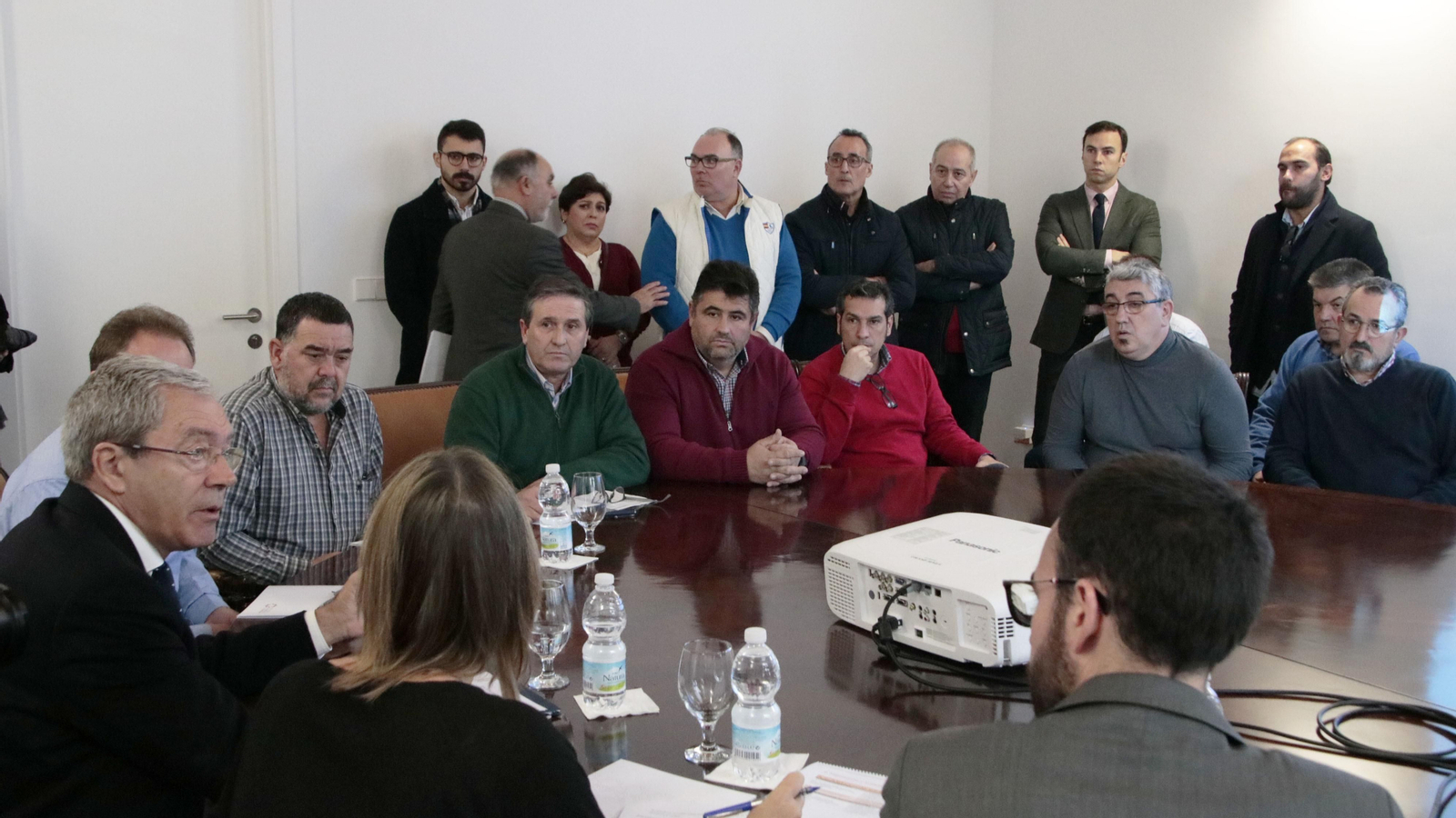 El consejero de Economía (izq.), en su reunión con los artesanos.