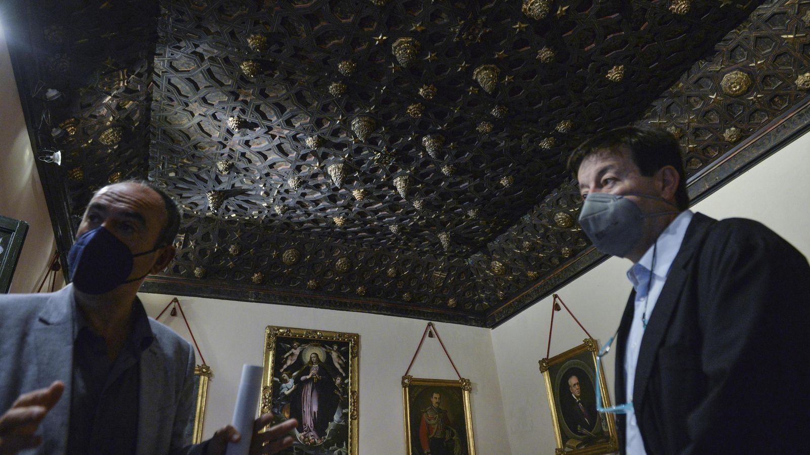 Los profesores de la Universidad de Sevilla en el Salón de Plenos de la Academía de Bellas Artes.