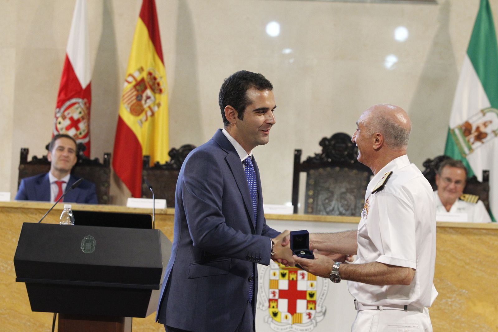 Almería entrega el Escudo de Oro de la Ciudad al contralmirante almeriense Ricardo Hernández