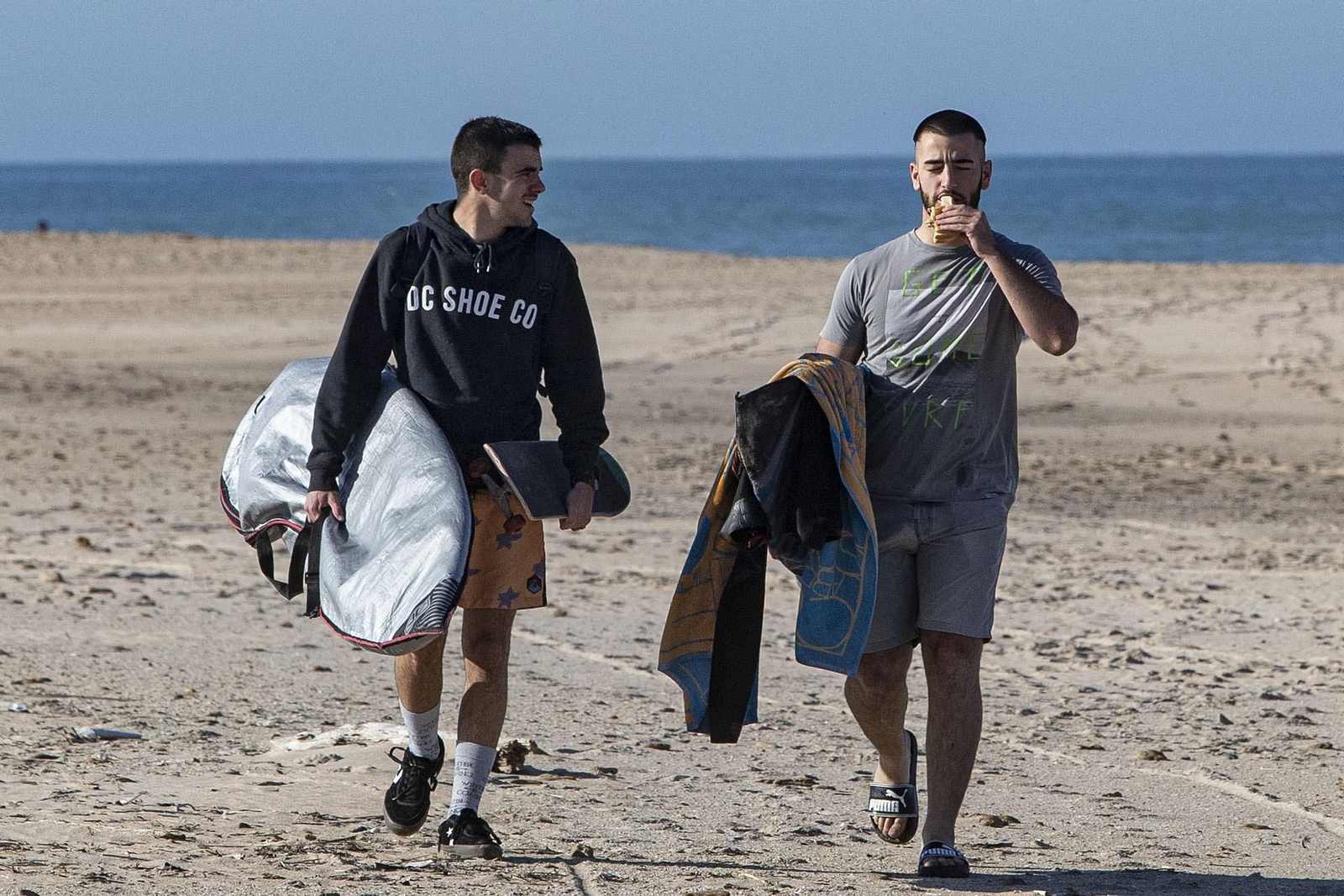 Surferos en la playa de Camposoto.