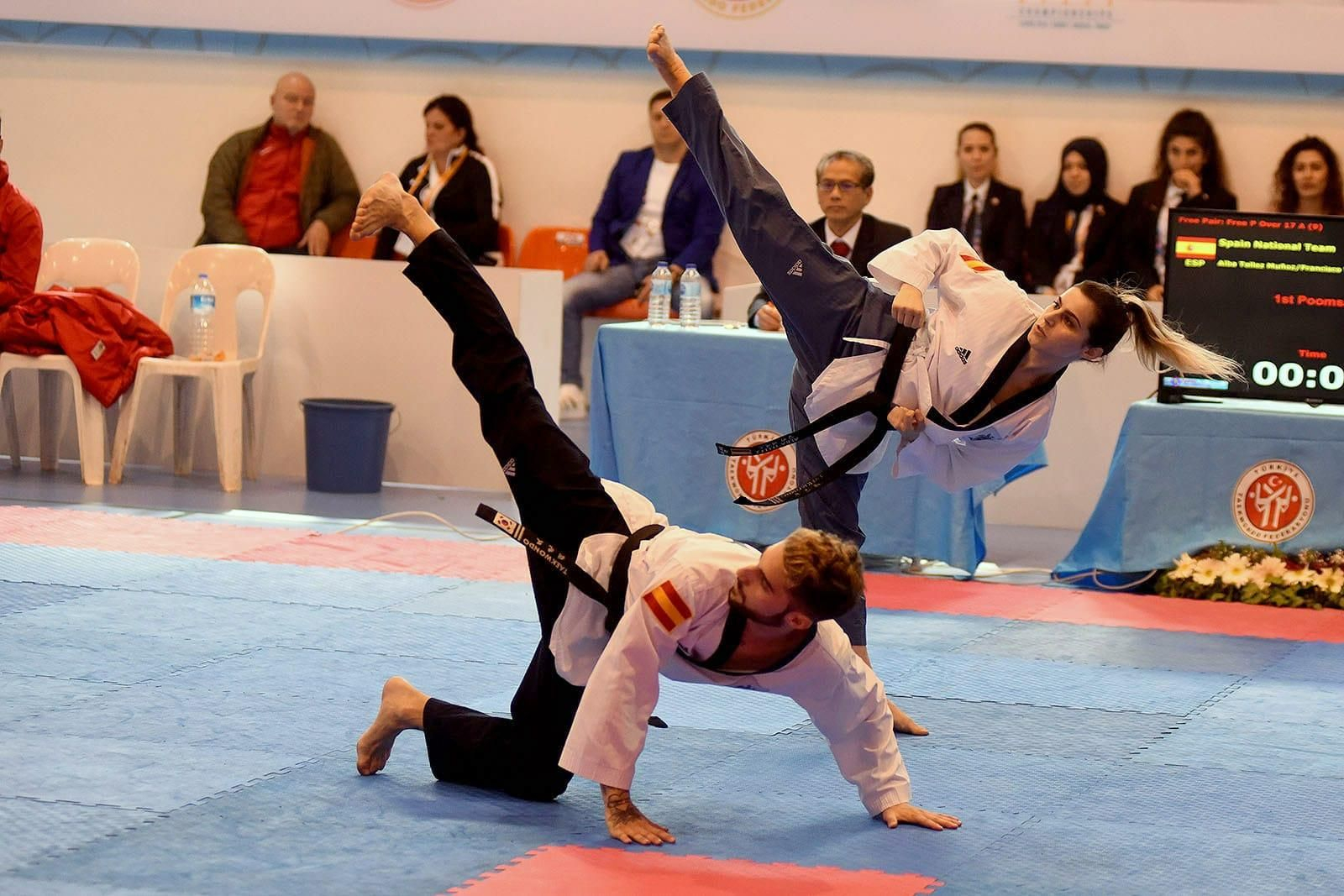 Alba y su hermano, haciendo taekwondo.
