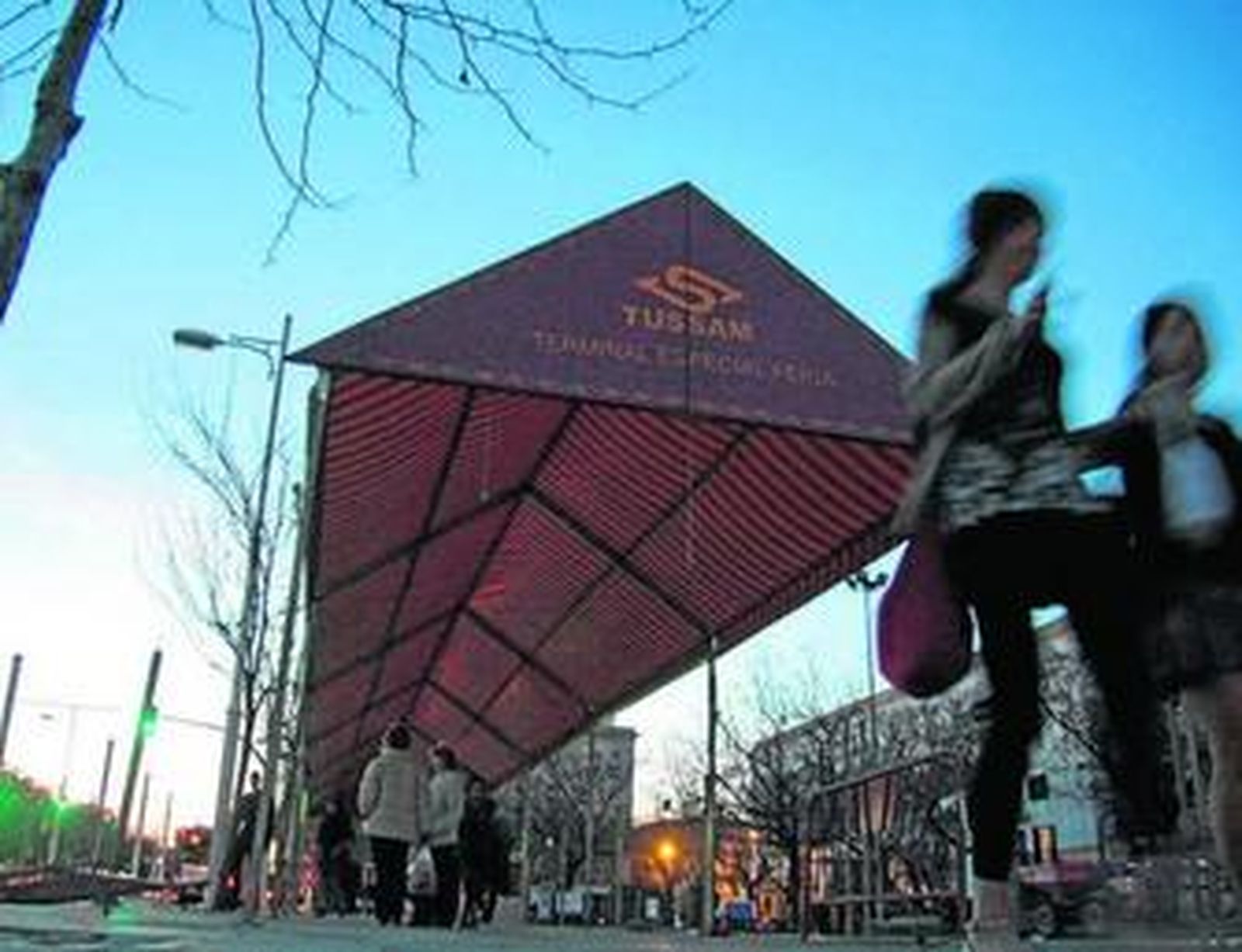 La plantilla de Tussam convoca hoy su primera huelga en Domingo de Ramos