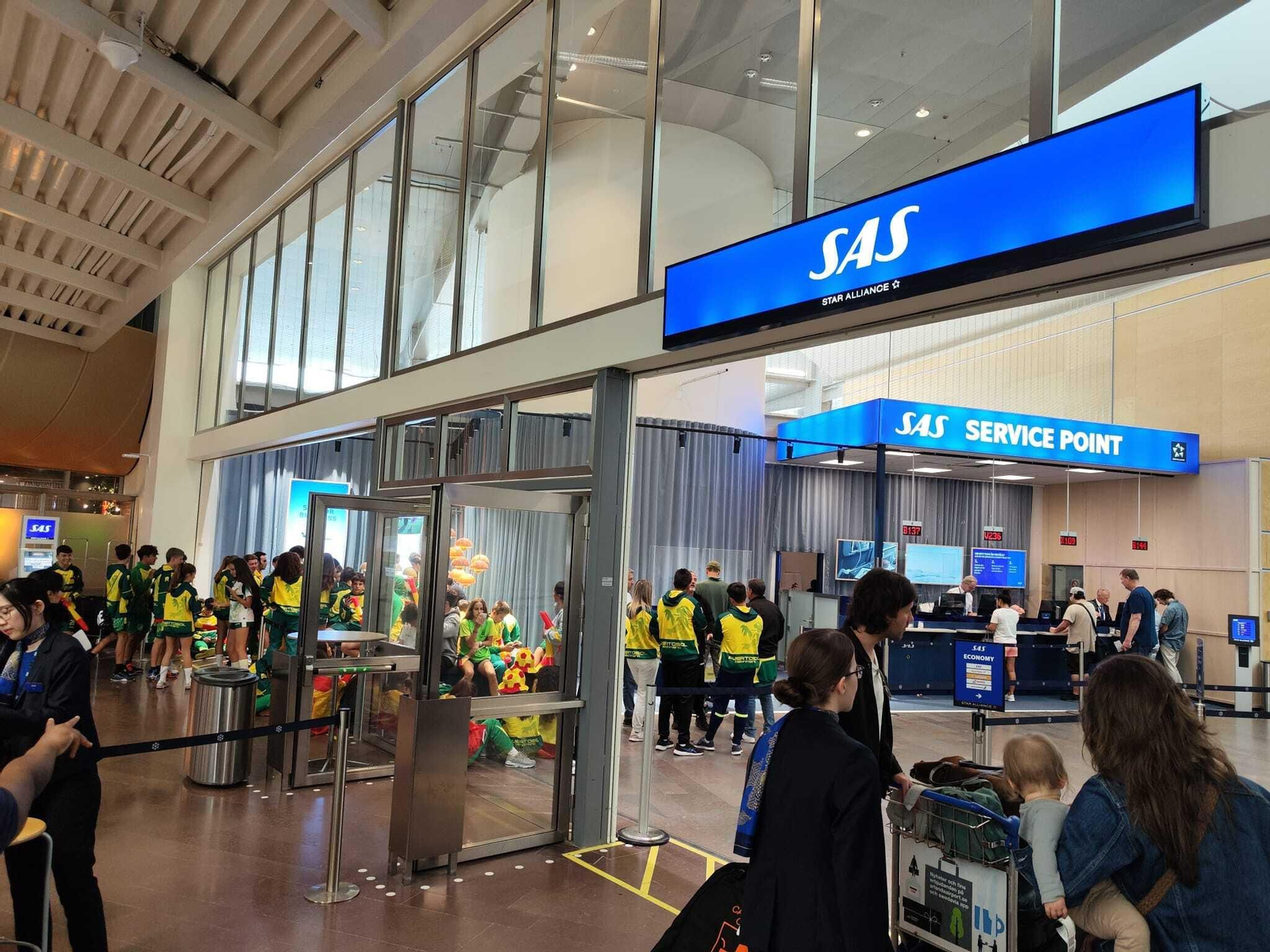 Alumnos de Puertosol, este domingo, con su equipación amarilla en el aeropuerto de Estocolmo.