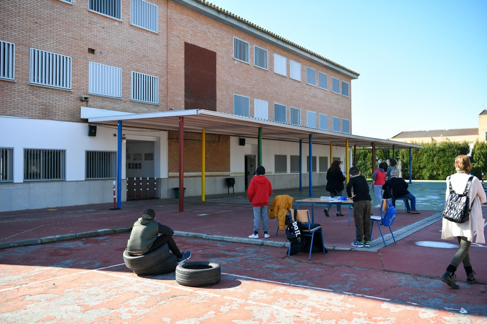 Clases en el patio, hoy en el CEIP Capitulaciones.