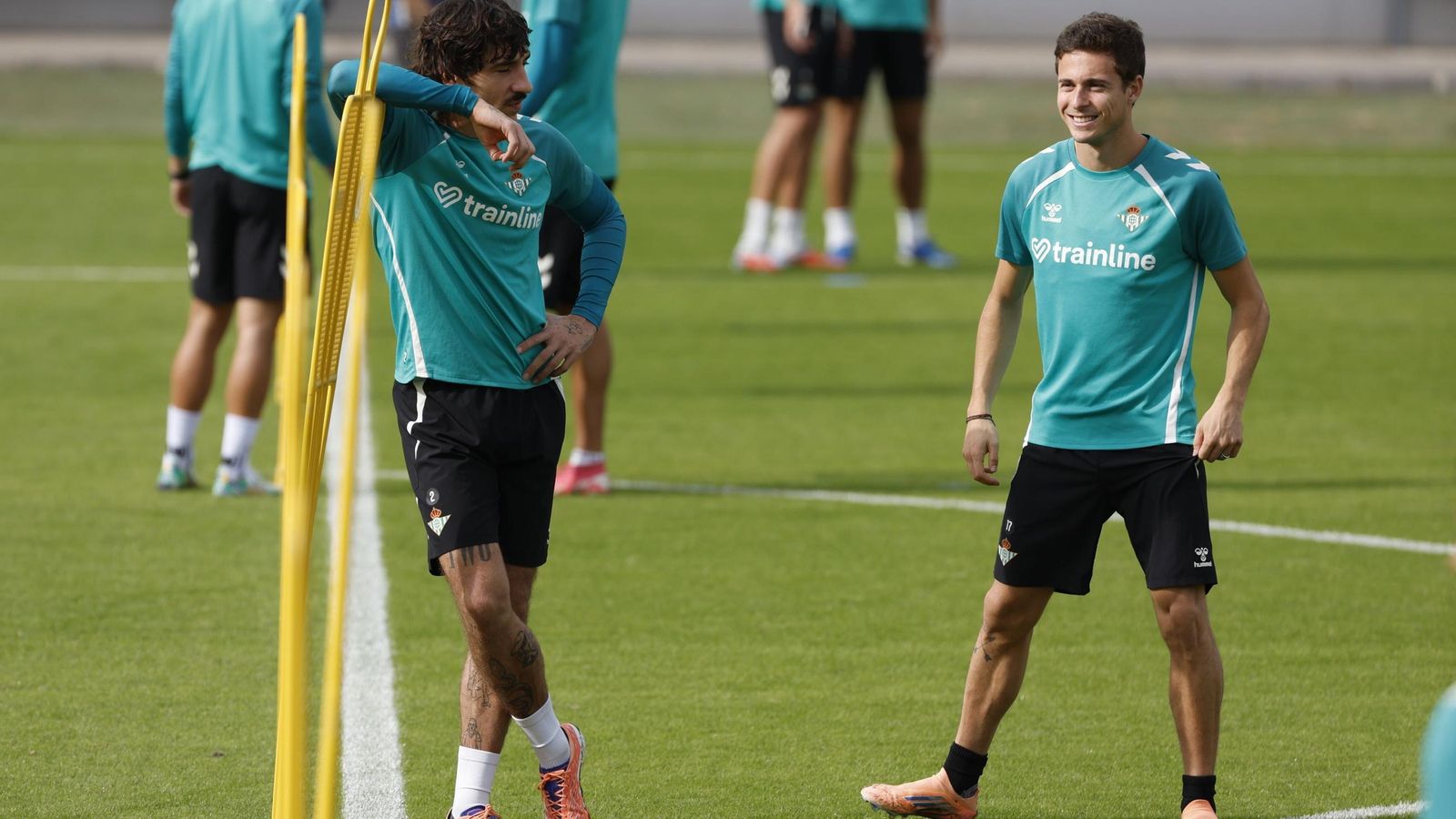 Riquelme bromea con Bellerín en un entrenamiento reciente.
