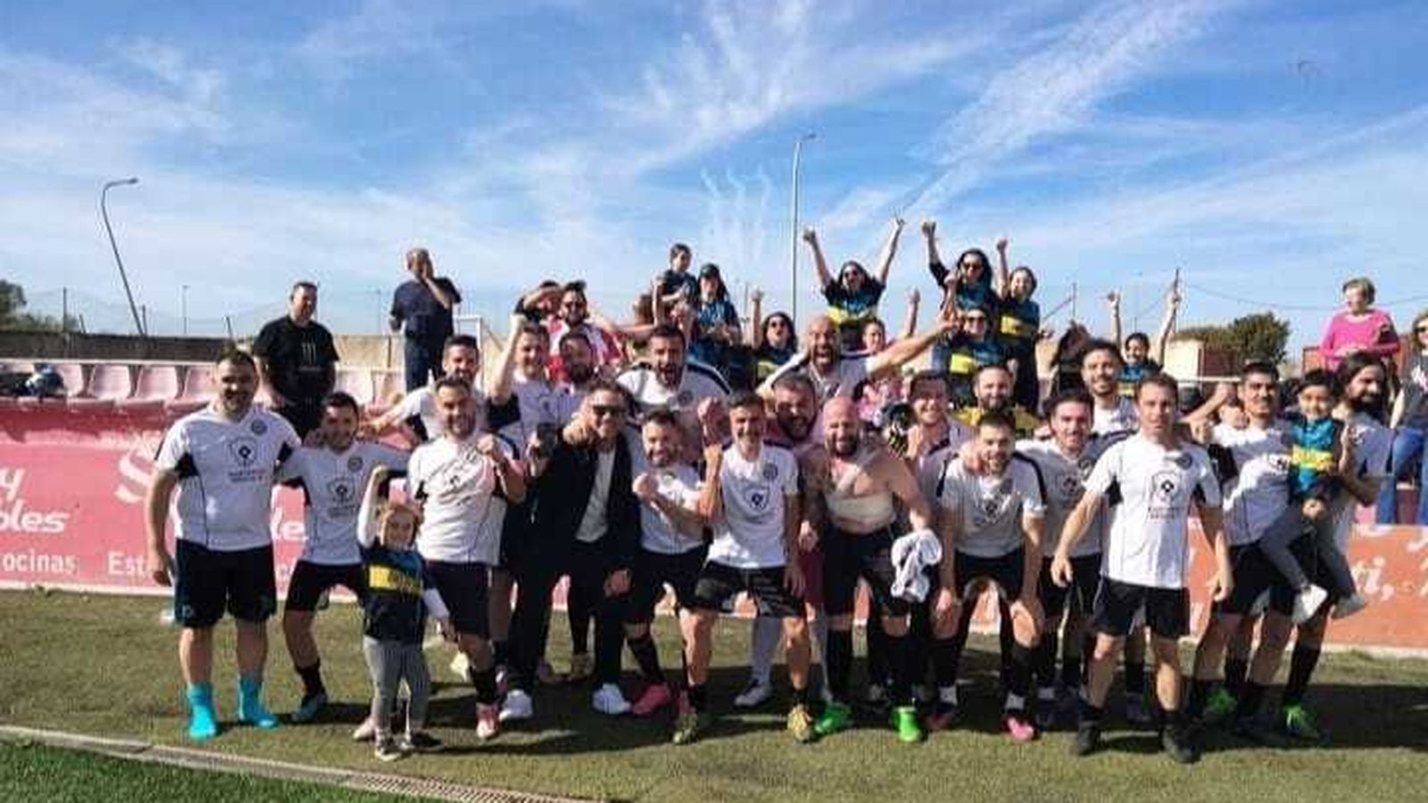 Los jugadores y sus familiares celebran la remonta que les dio el título.