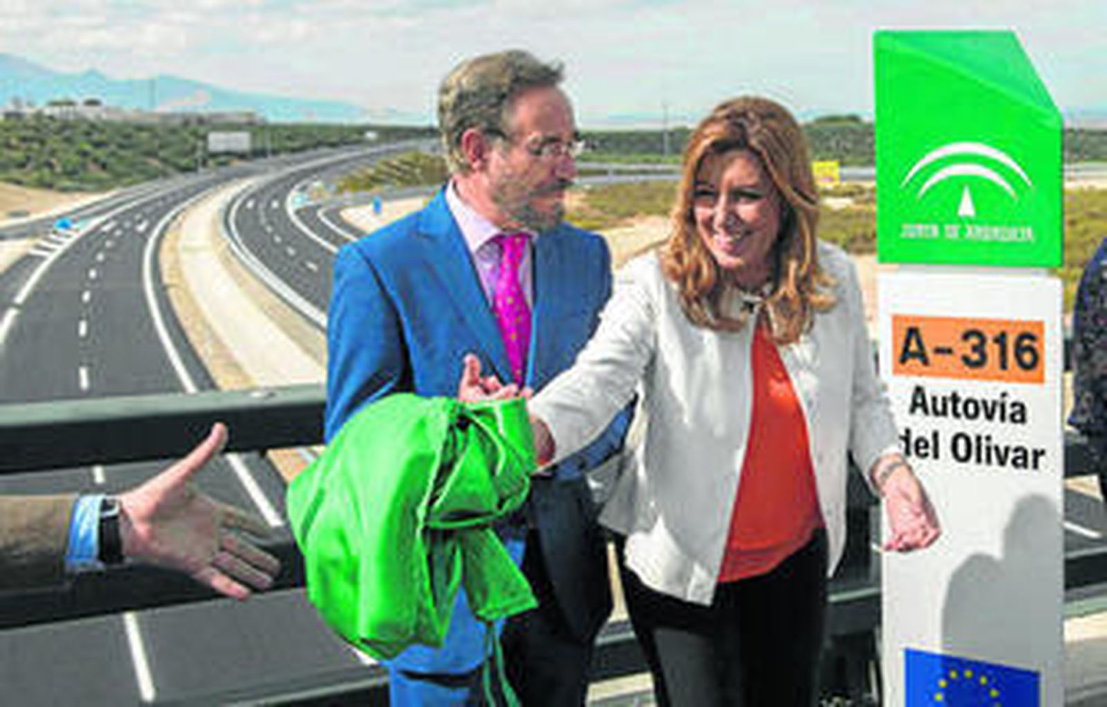 El consejero de Fomento y Vivienda, Felipe López, con la presidenta Susana Díaz, ayer en Jaén.