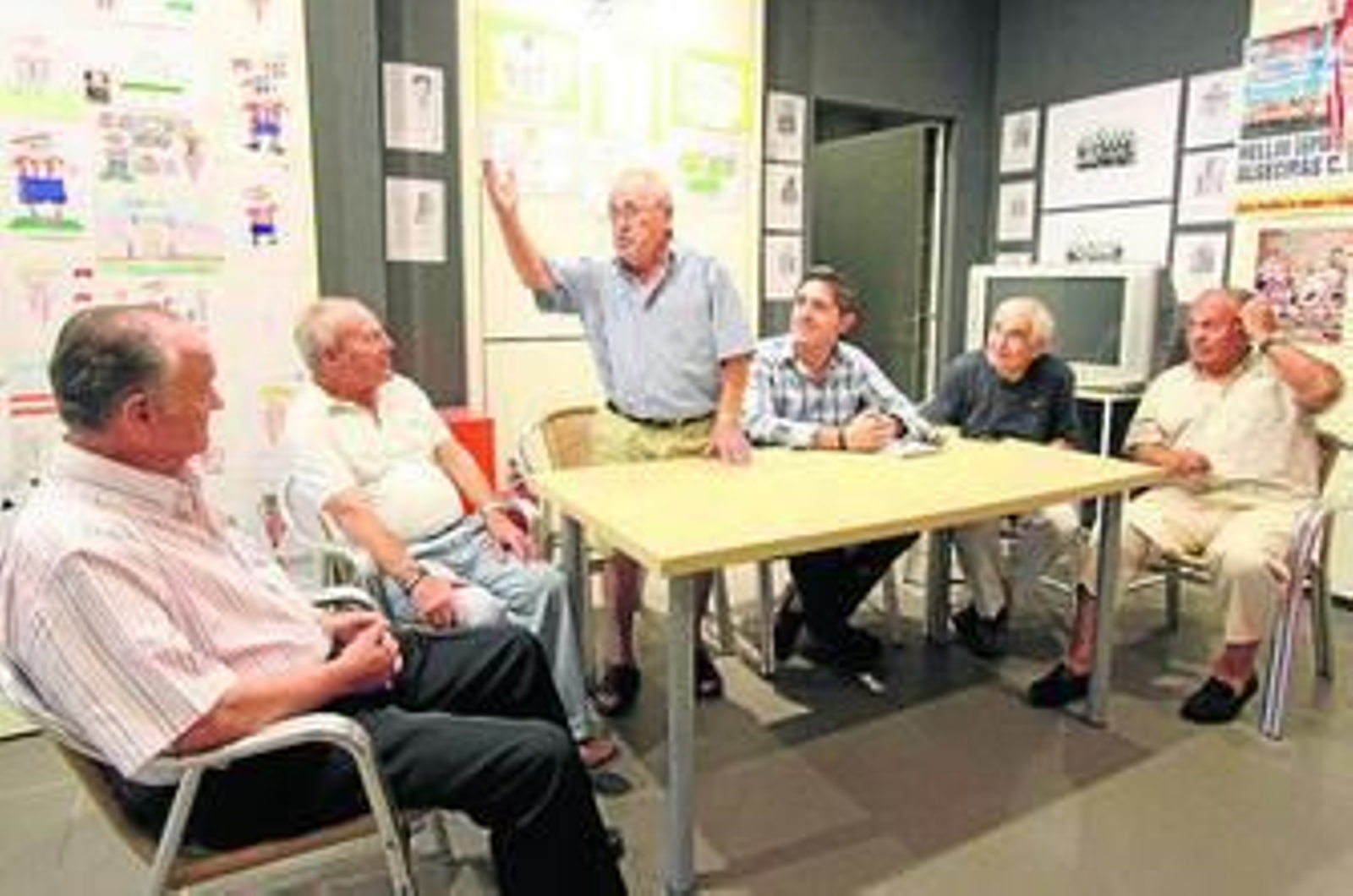 Periquito (de pie), en una tertulia de exfutbolistas en 2012. Contaba anécdotas como nadie.