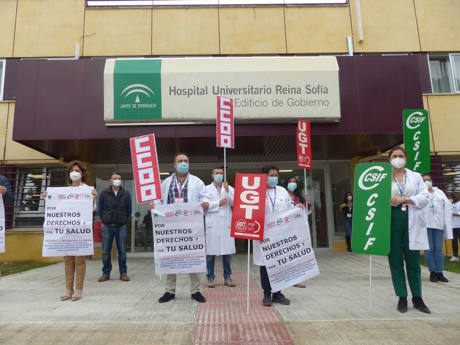 Concentración de los sindicatos frente al Edificio de Gobierno del Reina Sofía.