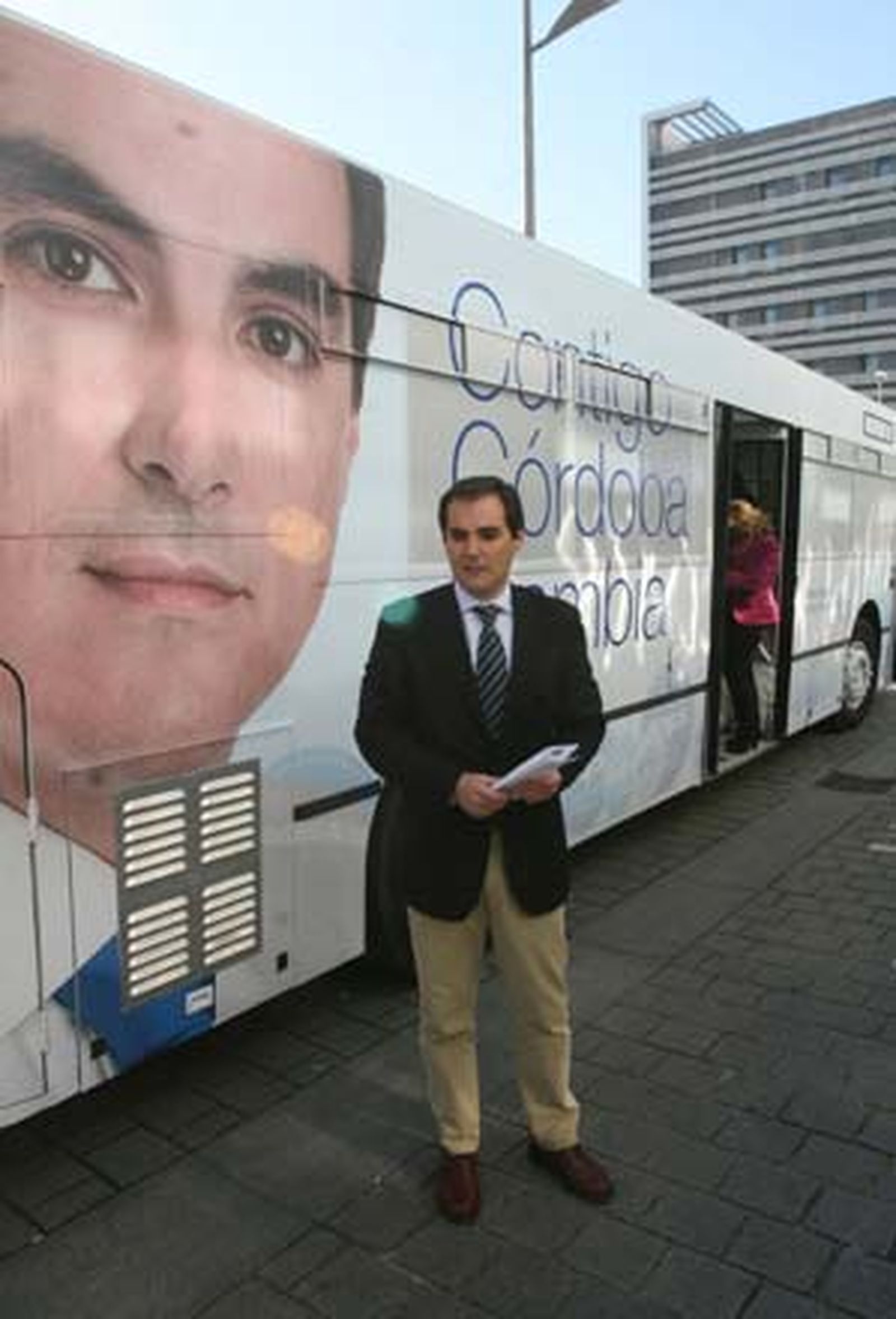 Nieto anuncia 50 obras que se financiarán con un drástico recorte del personal de confianza