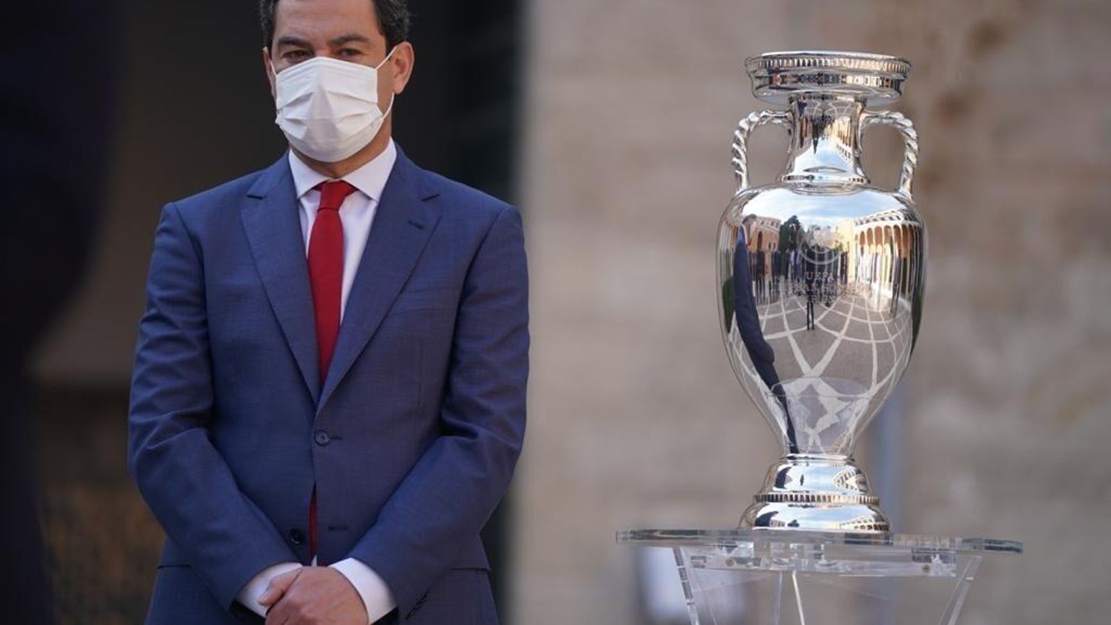 Juanma Moreno posa junto al trofeo.